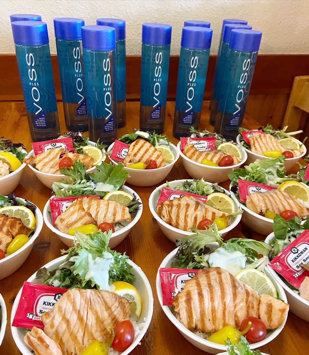 長洲未来のインスタグラム：「A huge thank you to @vossworld for donating 1,000 waters to our @powerof10initiative so our healthcare workers don’t go thirsty. We’ve raised $10k in the last two days which means we can sustain a restaurant for another week. My parents have never participated in something as big as this and I think you can tell from the smiles on their faces that they’re loving it. Thank you all so much! Please keep spreading the word! (And in case you were wondering, you’re looking at some yummy looking salmon bowls)  #beatcovid19」