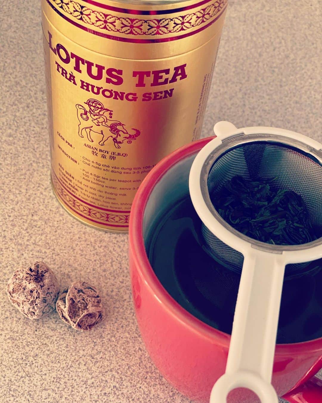 吉野紗香のインスタグラム：「Tea at home 🍵So good 😊 #lotustea #plum #teaathome #ロータスティー　#梅干し　#お家でお茶」