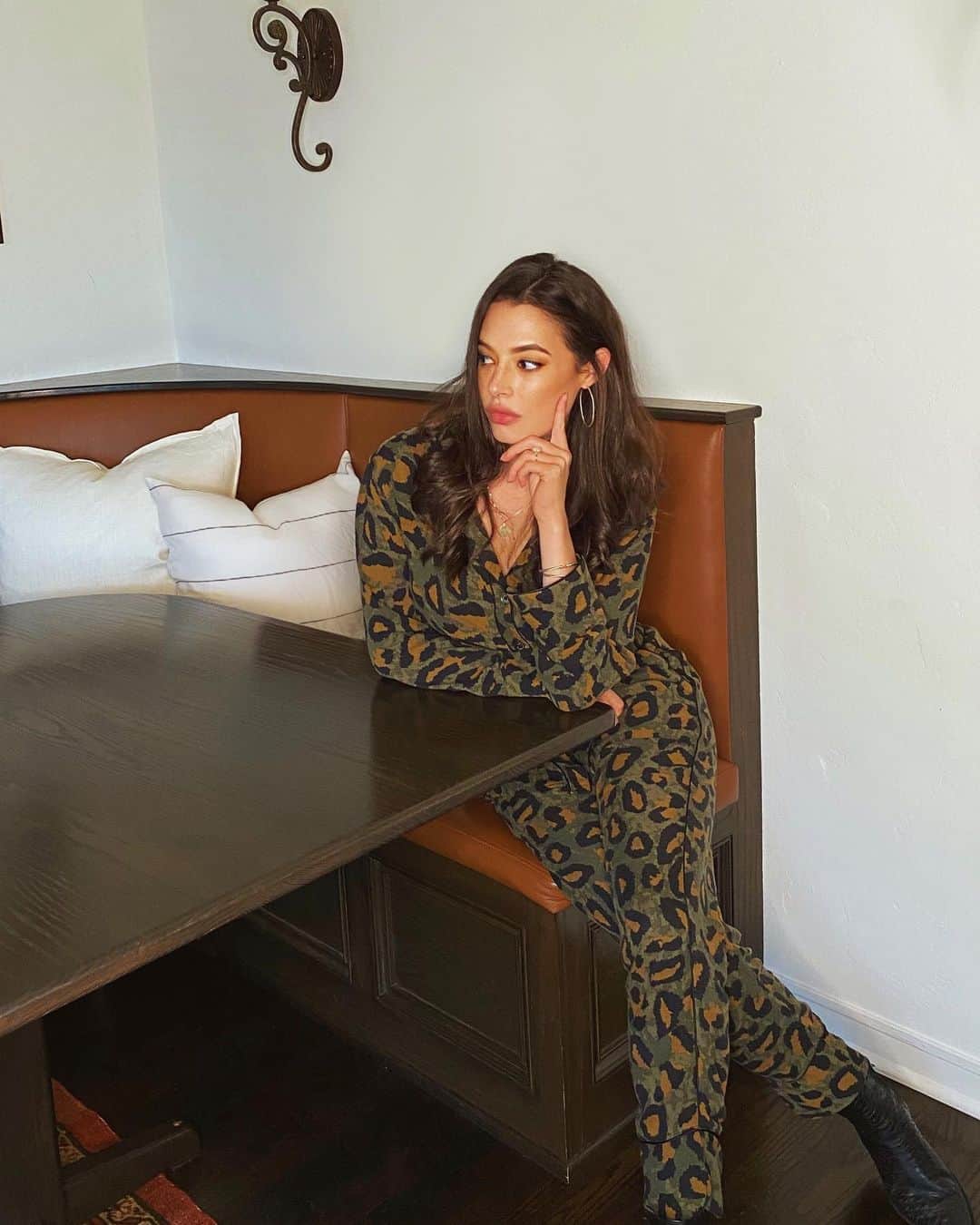 クロエ・ブリッジスのインスタグラム：「I was wearing this set in heavy rotation as a “comfy quarantine outfit” until Adam pointed out that I was dressed “in head to toe leopard just like Carole Baskin” ... and now I don’t think I can, in good conscience, wear it ever again」
