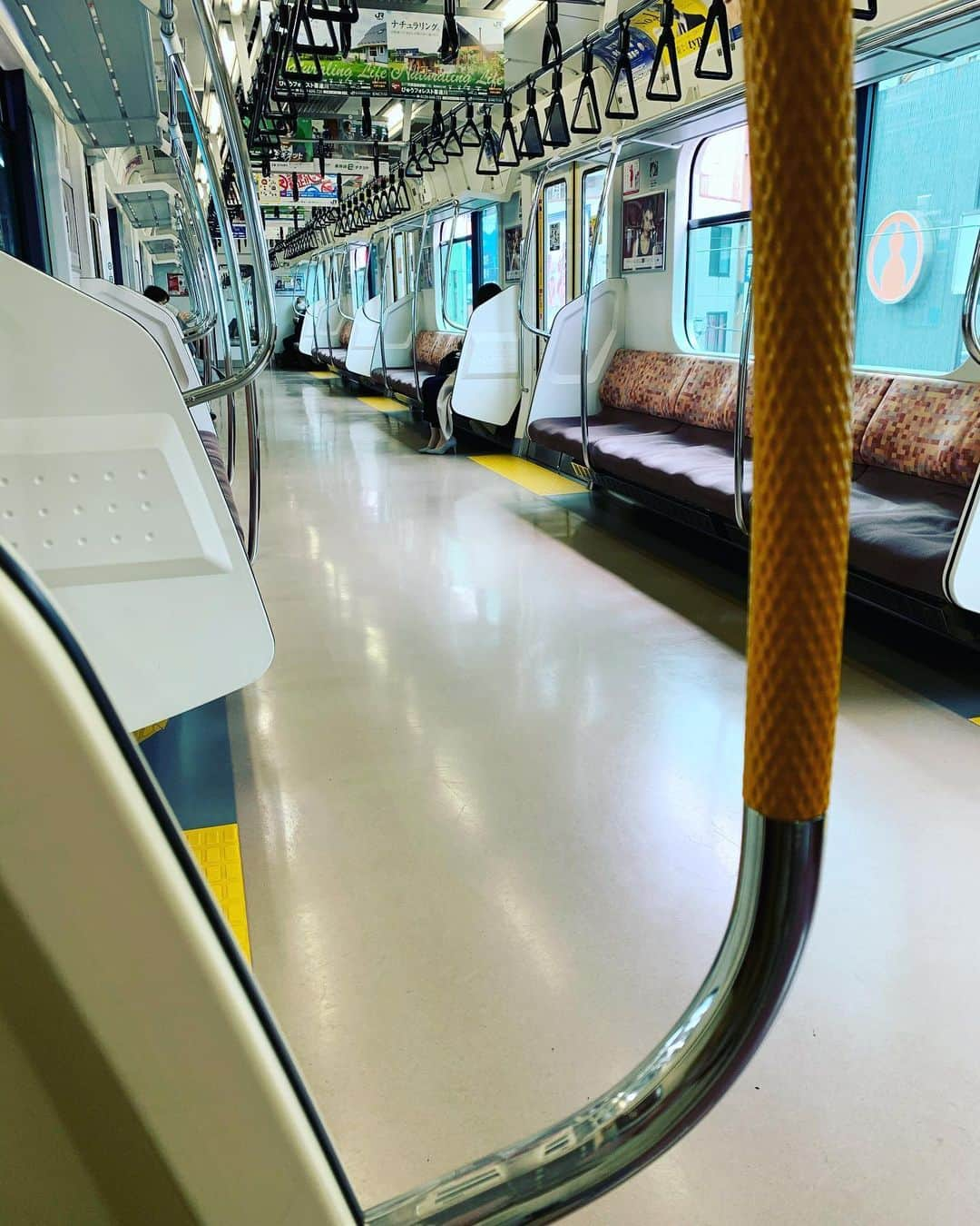 佐藤朱さんのインスタグラム写真 - (佐藤朱Instagram)「#deserted  one day at Shinbashi  it was so easy walking and blessing  The city has slept and people are healed.  人気のない街は 歩きやすく呼吸もしやすい  人はいつも疲れていたんだなぁ いつもこれくらいだと 心身共に楽だなぁ  そして、アスファルトじゃなく土なら もっと呼吸出来るんだけどなぁと 思いました  #ある日 #新橋 #眠る街 #滞在時間30分  #時差通勤 #感謝 #コロナ自粛 #japan #tokyo #shinbashi  #covid_19  #healing #thanks  #playfortheworld #studyingenglish」4月25日 9時50分 - akechi516