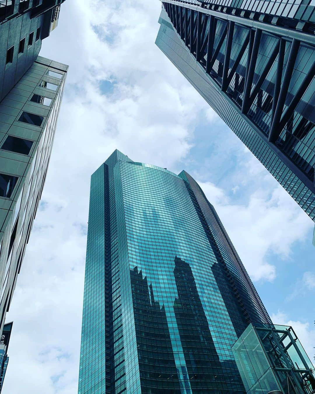 佐藤朱さんのインスタグラム写真 - (佐藤朱Instagram)「#deserted  one day at Shinbashi  it was so easy walking and blessing  The city has slept and people are healed.  人気のない街は 歩きやすく呼吸もしやすい  人はいつも疲れていたんだなぁ いつもこれくらいだと 心身共に楽だなぁ  そして、アスファルトじゃなく土なら もっと呼吸出来るんだけどなぁと 思いました  #ある日 #新橋 #眠る街 #滞在時間30分  #時差通勤 #感謝 #コロナ自粛 #japan #tokyo #shinbashi  #covid_19  #healing #thanks  #playfortheworld #studyingenglish」4月25日 9時50分 - akechi516