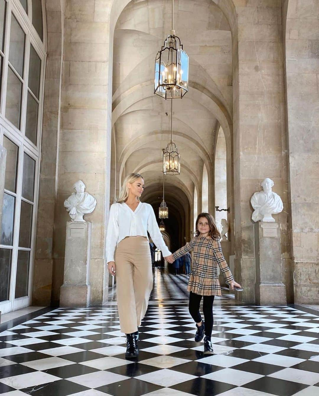 アマンダ・スタントンさんのインスタグラム写真 - (アマンダ・スタントンInstagram)「happy birthday to my first love, the person that makes me laugh the hardest everyday, my favorite travel partner & my rock for the last 8 years 💗 celebrated her birthday with my family and a cute drive by parade with her friends from 6+ feet away with some jenky homemade decorations & a cake made by me. It’s the thought that counts these days 💁🏼‍♀️💗」4月25日 9時53分 - amanda_stantonn