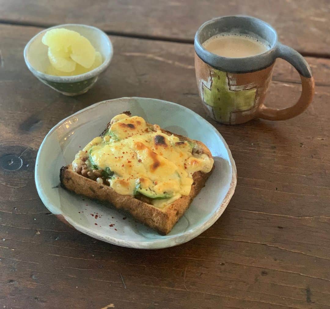 青山有紀さんのインスタグラム写真 - (青山有紀Instagram)「今日の朝食は、パンケーキ王子　@satorucci のインスタで見たアボカド納豆トースト🥑を真似っこ。わたしはチーズをたっぷりと、仕上げに唐辛子もかけて😋 スパイスみるくコーヒーと文旦。 美味しかった！」4月25日 9時53分 - yukiaoya