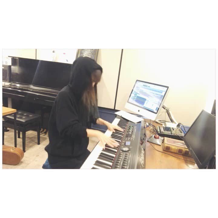 のインスタグラム：「ひこうき雲／荒井由実  AIO　#piano #遊び #ひこうき雲  #荒井由実 #晴天 #春 #窓を開けて #深呼吸 #stayhome」