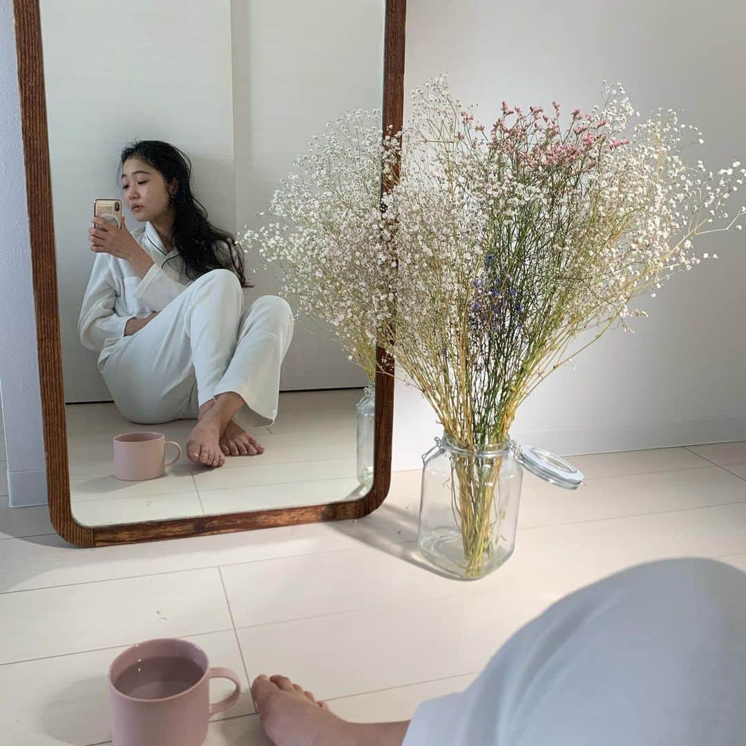 斎藤なりのインスタグラム：「おはようございます🌷 お家のお花は　@marimariamonday さんのお花です🥂 #stayhome #おうちにいよう」