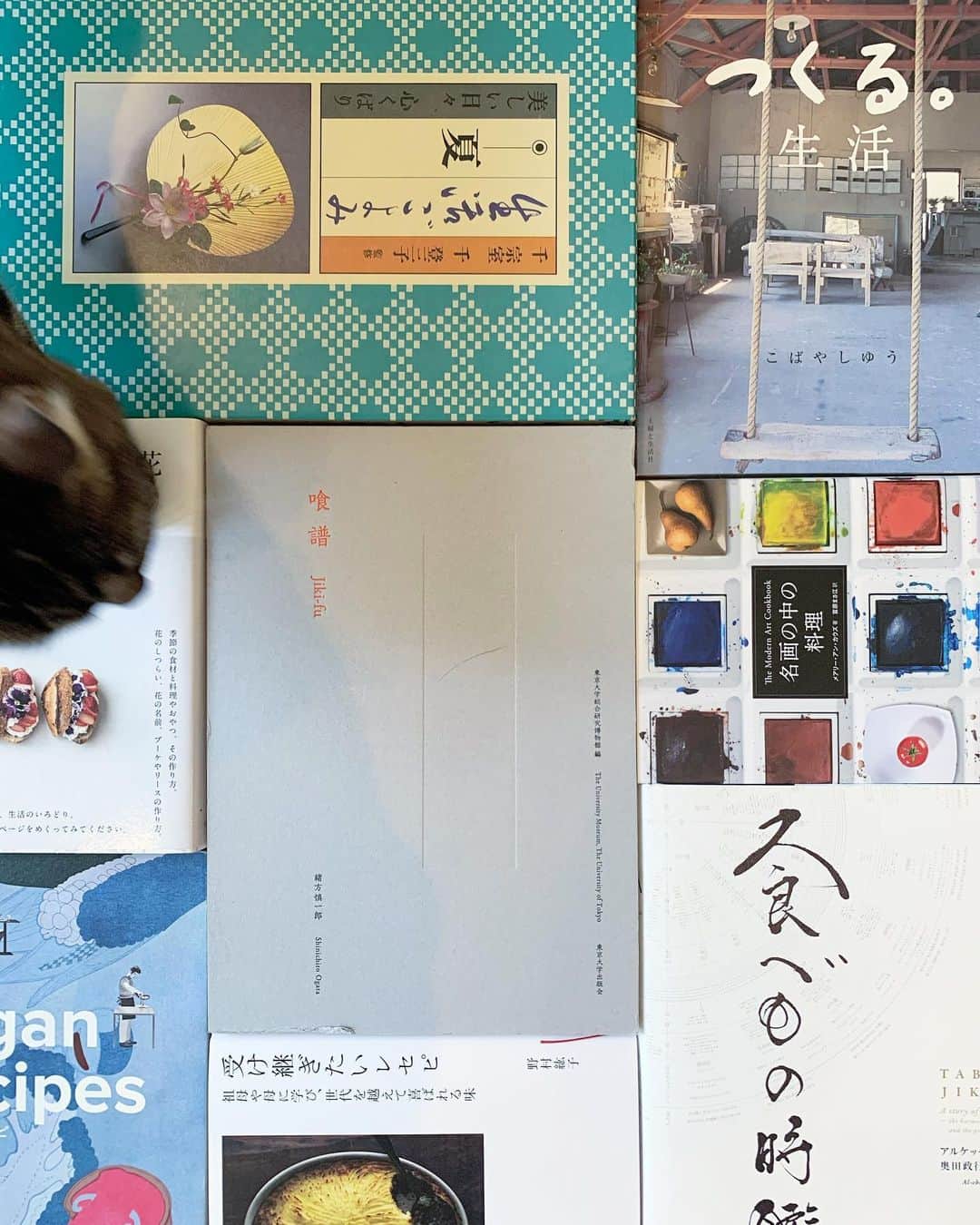 行方 久子 Hisako Namekataさんのインスタグラム写真 - (行方 久子 Hisako NamekataInstagram)「. #ひさこの課題図書、 今回は #料理本リレー バージョンです。  めでたくアンカーとしてゴール！ということでお受けさせていただきました。  バトンをくれたのは、昨年の夏の礼文島ツアーで知り合った料理家の加藤巴里ちゃん（ @pari_kato ） 巴里なんて、なんてステキな名前なんだ❤️ .  わたしなんてひさおの子供だからひさこだ😂なんて、親の感性が違いすぎる！  お風呂やベッドでお料理の本を眺めるのが幸せな時間のうちの1つ。 100冊くらい、いや、それ以上は持っています。  料理本って料理家さんの哲学や技術やレシピがものすごくふんだんに入っているのに、コスパが良すぎると思うんですよね。 いつもありがたく拝見しています。  私たちの健康と笑顔を食を通じて作ってくださる、 食べ物に携わっていらっしゃる全ての方々に感謝しています。」4月25日 10時23分 - hisakonamekata