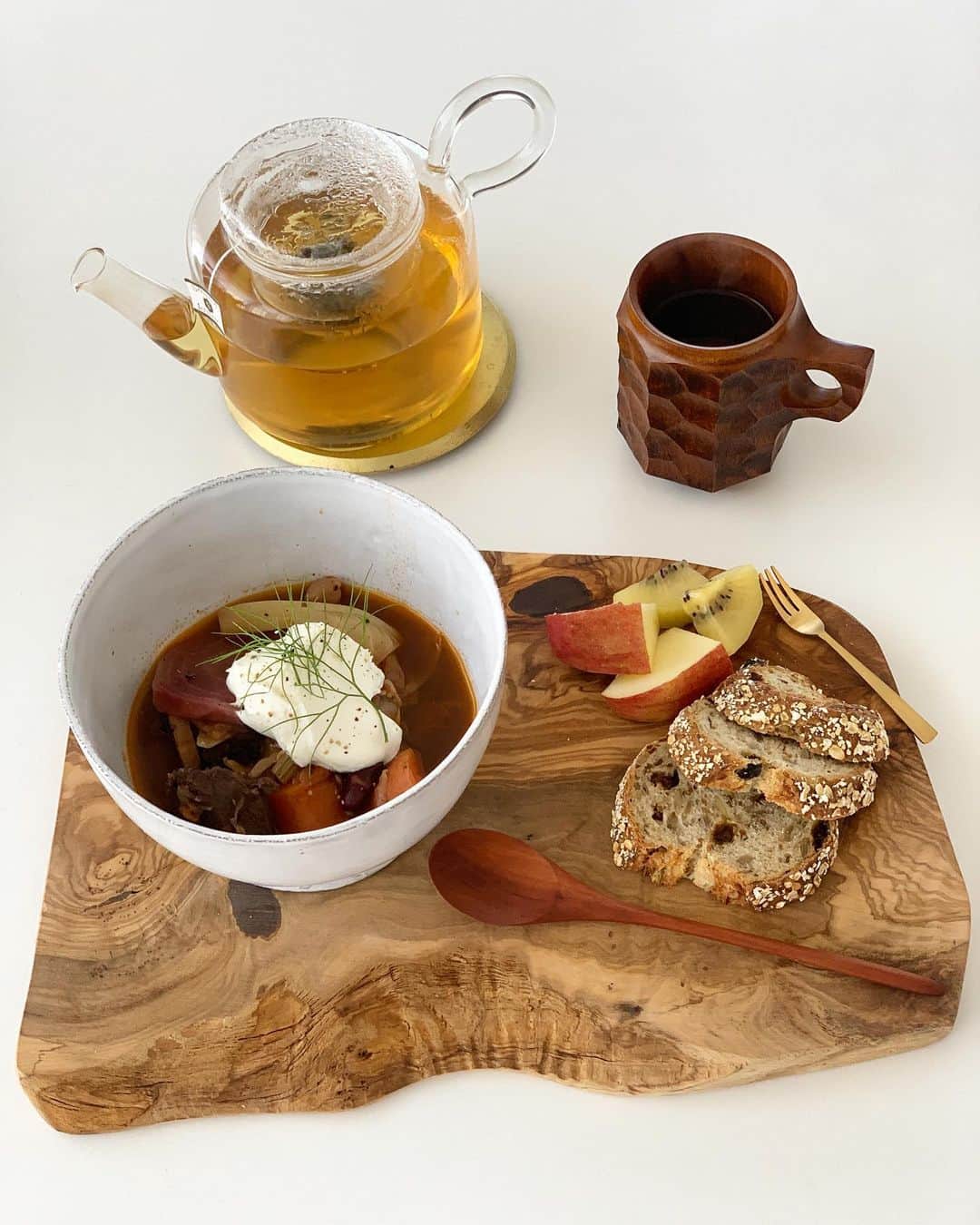 のインスタグラム：「・ ・ 昨晩のボルシチ風スープ 食べる環境を変えてみる(妄想)  キャンプ場にワープ🏕 みんなで朝食してるようなイメージ あぁ楽しい😚 早くキャンプにも行きたいわね  オリーブのカッティングボードとアスティエに　@kazutoyoshikawa さんのウッドスプーン🥄が いいかんじ ・ ・ #life #morning #おうちごはん #あさごはん  #キャンプ場なら朝から飲んでるな😝 #stayhome #staysafe #yukoずキッチン」
