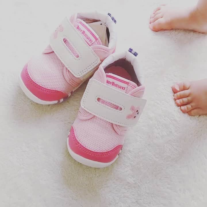 田中涼子のインスタグラム：「友達から嬉しいプレゼント😭💕﻿ 息子にまでありがとう💕﻿ ﻿ ピンクにラベンダー﻿ 大好きな組み合わせ☆*.｡.:*﻿ ﻿ ちっちゃくて可愛い靴だなぁ﻿ と思ったらまだぶかぶかで﻿ 娘の足、前に測った10cmから﻿ 大きくなってなかった🥺💕﻿ ﻿ #ベビーシューズ﻿ #女の子ママ#女の子ベビー﻿」