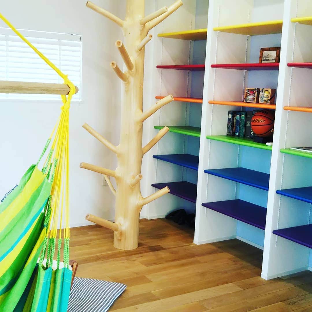 デザオ建設北野展示場のインスタグラム：「カラフルで可愛い子供部屋。 私も子供の時にこんな部屋が良かったです。カラフルな棚は可動式なので好きな高さに調整できます。  そして大人も子供もみんな大好きハンモック。。。 子どもさんなら必ずと言っても過言ではないほど飛び付くとこしえの大人気インテリア！ 大人でも乗れるのでたまに実演のために揺られてるスタッフがいたりいなかったり。 一度座ると起き上がりたくなる揺れ心地です。 おうちの中に取り付けたり、置くタイプもあるのでおうち時間のお供に如何でしょうか？  #注文住宅ならでは #中の人も揺られました #営業マンも揺られてる時がある #あくまで座り心地を確かめているだけですよ #子供部屋 #ハンモック #おうち時間 のお供に #デザオ建設 #デザオ建設北野展示場 #デザオ北野スクエア #DsLABO #DEZAO #つなぐモデルハウスとこしえ  #新築 #注文住宅 #建替  #リフォーム #リノベーション」