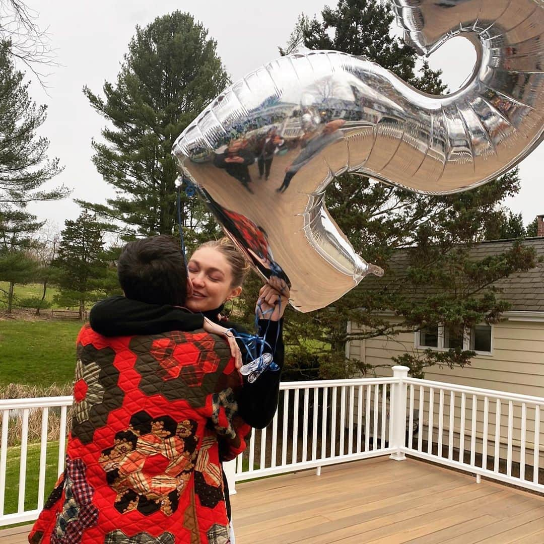 ジジ・ハディッドさんのインスタグラム写真 - (ジジ・ハディッドInstagram)「Had the sweetest day celebrating my 25th birthday with my quarantine family, who made it so special for me, along with all the love I felt from all over the world! Thank you to everyone for the birthday messages, I carried you with me yesterday!! 💛🙏 I am grateful and lucky that my family and friends -near and far- are healthy and safe, and although I missed loved ones I wish I could have celebrated with, know that these times will make us even more grateful for togetherness to be had in the future ! I will never forget my 25th bday! +++The icing on the perfect quarantine bday was finding out my surprise everything-bagel-cake was made by the one and only Cake Boss @buddyvalastro who I have watched for over a decade. I CRIED REAL TEARS! BUDDY! This is a dream come true. I can’t believe you made this cake for me while the bakery is closed. It means more to me than you know, and when we hopefully meet some day you will truly know that there almost isn’t an episode I’ve missed. 10/10 would be a Carlo’s intern whenever needed. 😆 Grateful, honored, your biggest fan. 🥯🥯🥯🥯🍰」4月25日 10時56分 - gigihadid