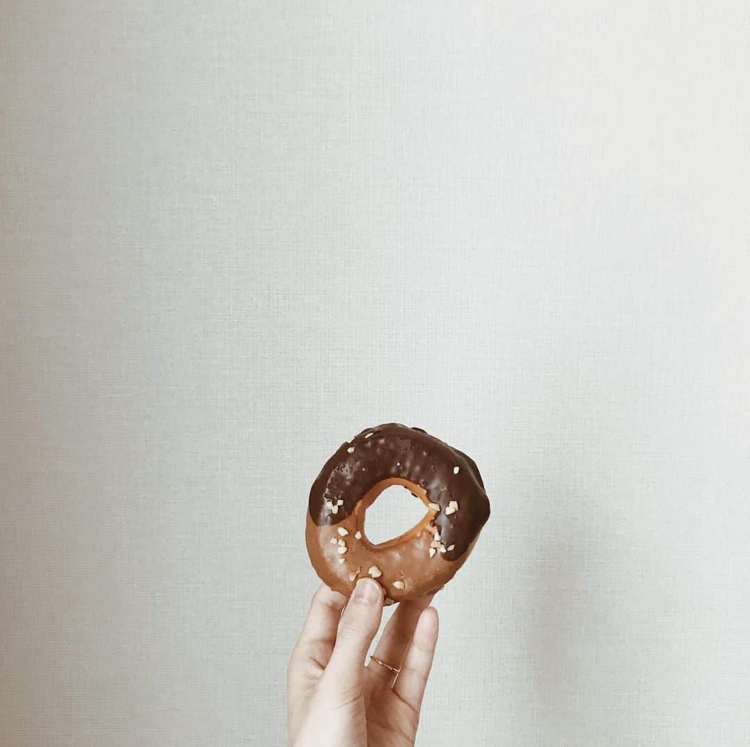 yuiのインスタグラム：「good morning 🍩 実家には甘いものが絶えずあってかなりやばい🐷ここにいるかぎり妊娠前の体重に戻せる気がしない...」