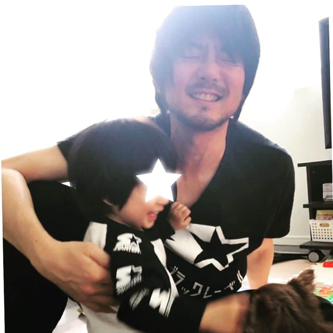 平沼紀久さんのインスタグラム写真 - (平沼紀久Instagram)「息子は、大切なモノを父ちゃんの服の下に隠したがる😁  息子よ、何でも入れて良いわけじゃないんだぜ😅💦笑  #おうち時間  #今しかない時を胸に」4月25日 10時59分 - norihisahiranuma