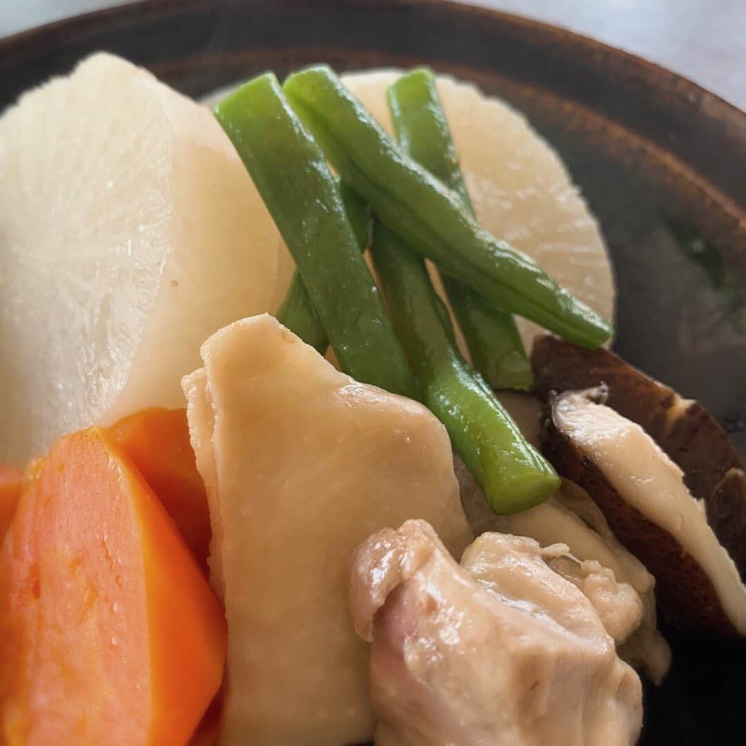 佐々木希さんのインスタグラム写真 - (佐々木希Instagram)「今日は朝から煮物を作りました。大根が残ってると、大体煮物作ってます。 面倒で面取りしなかった🥱 美味しい出汁になる昆布も最後に食べちゃう。 昆布って美味しい。  #希んちのごはん」4月25日 11時06分 - nozomisasaki_official