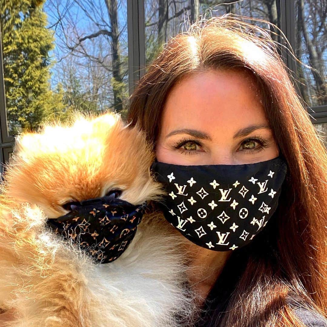 のインスタグラム：「Ginger and I are twinning👯‍♀️and winning with this new fashion craze😷😷Trying to stay stylin’💃🏻💃🏻Hope everyone has a nice weekend!🥰🥰」