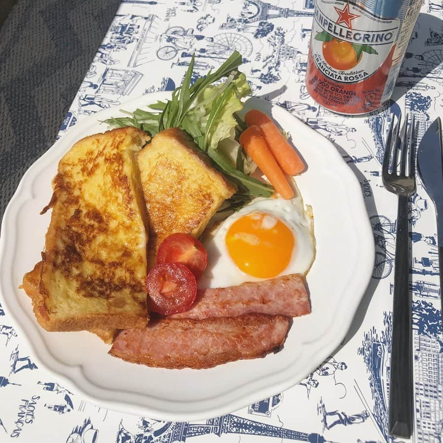 横田彩夏さんのインスタグラム写真 - (横田彩夏Instagram)「Break fast🍽🤍. .  @kasimegu さん風に盛り付けたときの🌿 今まで目玉焼きは 水入れて蒸し焼きにしてたけど インスタライブの通りに 弱火でじっくり放置してたら綺麗に🥺🤍 . . . . . #breakfast#おうちカフェ#自炊#モーニングプレート#モーニング#ワンプレート#ワンプレート朝ごはん#目玉焼き#フレンチトースト#フレンチトーストモーニング#ワンプレートごはん#おてんき#在宅勤務#自宅待機#自宅警備員#カフェ風ごはん」4月25日 11時12分 - picowestwood