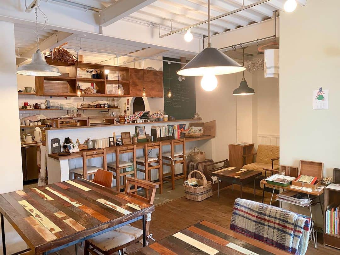 maruku. café のインスタグラム：「2020.4.25 sat﻿ ﻿ こんにちは。﻿ maruku.cafeです。﻿ ﻿ maruku.cafeは現在、非常事態宣言を受け﻿ 臨時休業中です。﻿ ﻿ 5/6(水)までの休業﻿ 5/7(木)から再開の予定ですが﻿ 今後の様子を見て営業再開日を調整させていただく場合があります。﻿ ﻿ その際はまたお知らせ致します。﻿ ご了承下さいませ。﻿ ﻿ 先日、お店の換気や掃除で﻿ 久しぶりにマルクに行きました。﻿ ﻿ もはや懐かしさまで感じましたが﻿ ひっそりしていてもやはり私にとっても﻿ 落ち着く場所です＊。﻿ ﻿ お店は開けたい、でも﻿ 大切なお客様、家族のことを思うと﻿ こればっかりは仕方ないと﻿ 臨時休業を決めてから﻿ ゆっくり充電する時間をもらったと思って﻿ 日々を無駄にしないように過ごしています。﻿ ﻿ 不安もある中ですが﻿ 今は耐えて乗り越えたいですね。﻿ ﻿ 皆様もくれぐれも気を付けて﻿ 安全に過ごされてくださいね。﻿」
