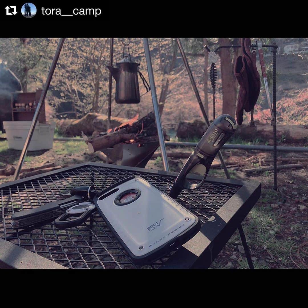 ROOT CO. Designed in HAKONE.さんのインスタグラム写真 - (ROOT CO. Designed in HAKONE.Instagram)「. @tora__camp 様、ご愛用ありがとうございます。  #rootco #shockresistcasepro #magreel360  Repost from @tora__camp 焚き火スタートの夕暮れがたまらない👍 お気に入りのギアに囲まれて、自己満足の時間を満喫する…😎 あー、早くキャンプに行きたい⛺️💨 #ファミキャン #家族キャンプ #キャンプギア #焚き火 #絶景 #自己満 #オンウェイ #聖火焚火台 #スノーピーク  #ファイヤーグローブ #尾上製作所  #マルチテーブル #root_co  #soto #coleman  #ペトロマックス  #テンマクデザイン  #無印頑丈ボックス  #ビクトリノックス #キャンプに行きたい #family #camp #outdoors #camphack取材  #campzine掲載希望」4月25日 11時18分 - root_co_official