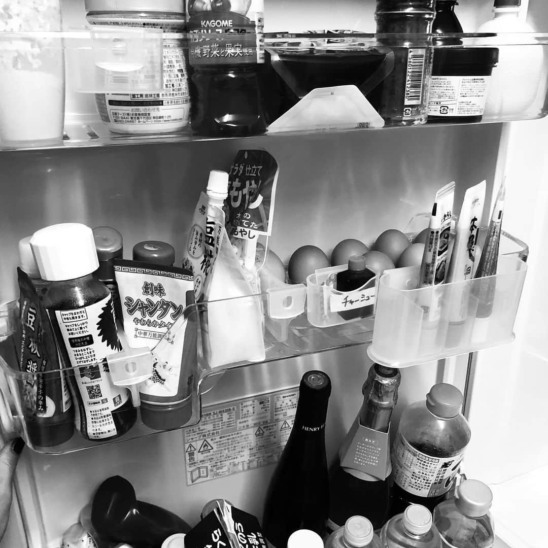 野木久美子さんのインスタグラム写真 - (野木久美子Instagram)「#10間チャレンジ 元々1週間に一回くらいのペースで買い出しに行ってたスーパー。 冷蔵庫の中がゴチャゴチャのごった返しな姿になってきたので、空っぽになるまで使ってやろう作戦です😂 何日で使い切れるかな。 4月22日スタート #🍚 #challenge」4月25日 11時20分 - nogikumigram