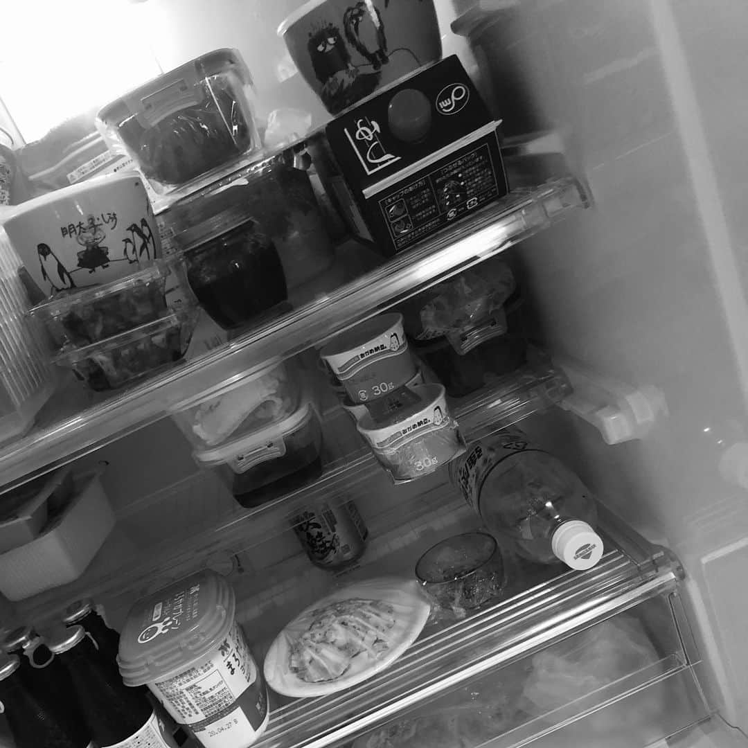 野木久美子さんのインスタグラム写真 - (野木久美子Instagram)「#10間チャレンジ 元々1週間に一回くらいのペースで買い出しに行ってたスーパー。 冷蔵庫の中がゴチャゴチャのごった返しな姿になってきたので、空っぽになるまで使ってやろう作戦です😂 何日で使い切れるかな。 4月22日スタート #🍚 #challenge」4月25日 11時20分 - nogikumigram