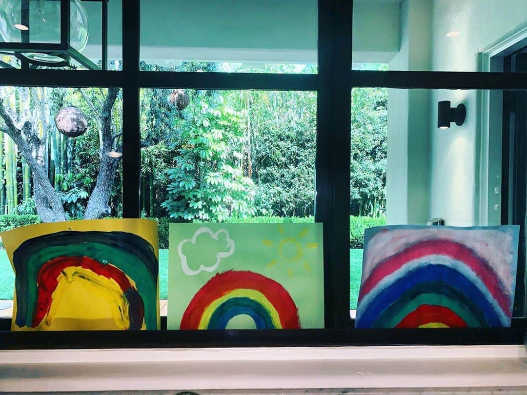 シャーリーズ・セロンさんのインスタグラム写真 - (シャーリーズ・セロンInstagram)「@taikawaititi told me to paint rainbows so damn it I painted rainbows! I now nominate @chelseahandler @lesliefremar @markduplass ・・・ 💗❤️🧡💛💚💜💙 For each tagged rainbow @yumi will donate a month’s worth of meals to @FeedingAmerica to help support families in need.  Rainbows in Windows is a beautiful children’s book written by @ariannawrotethis - It follows the story of a young boy named Amos sheltering at home with his mother. It is narrated by none other than the great Donald Sutherland. Available for free @yumi and the link is in their bio. #rainbowsinwindows」4月25日 11時24分 - charlizeafrica