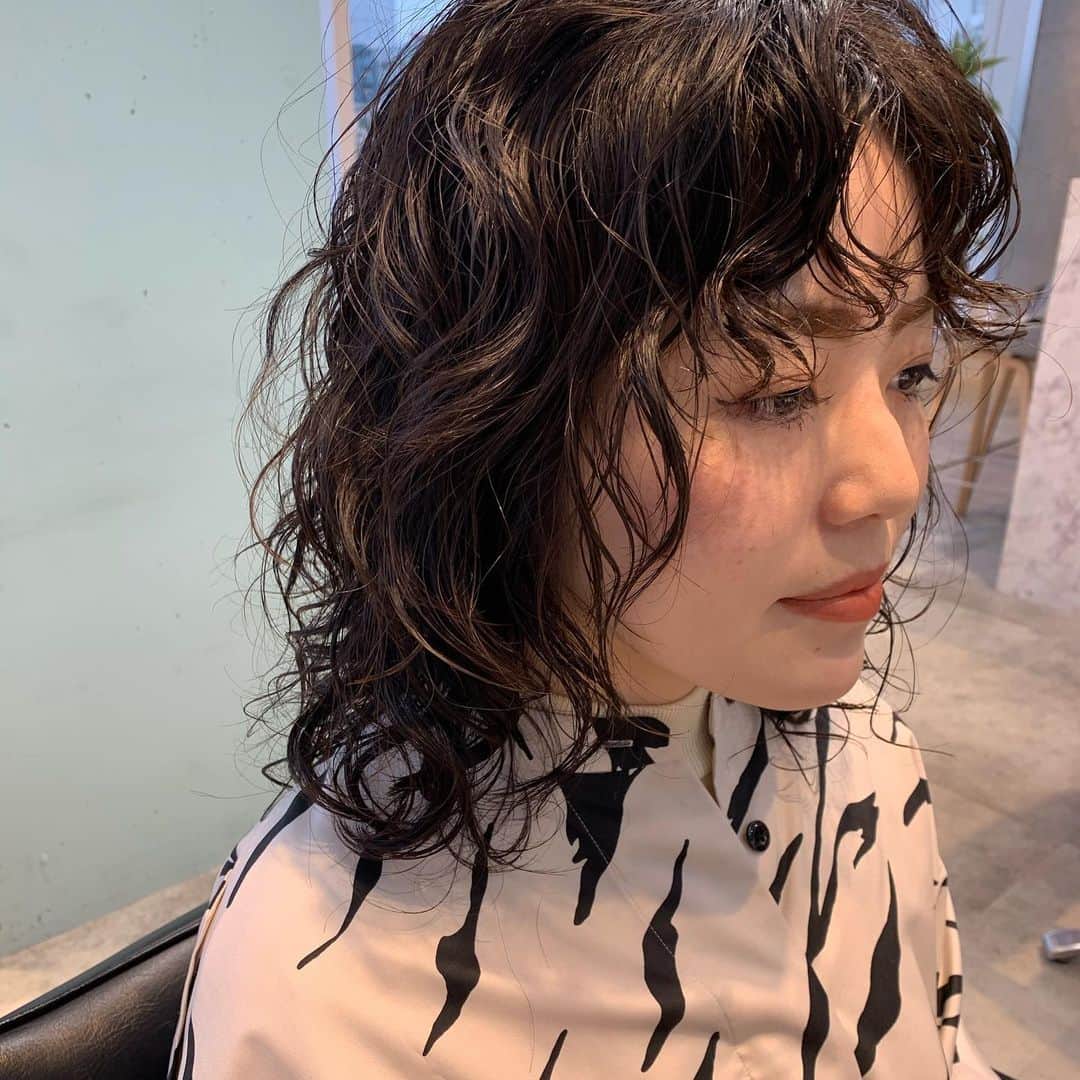 小松美緒のインスタグラム：「黒髪の地毛に、　 ウルフに　 しっかり根元からのパーマ💈  前髪もクリンと。　 ここまで成長させてきたパーマが　 どんどんいい感じになっていって　 変えていくのが嬉しいし、楽しいです ありがとうございます♡  @kirakira878  #wyethhair  #ウルフカット  #ウルフパーマ」