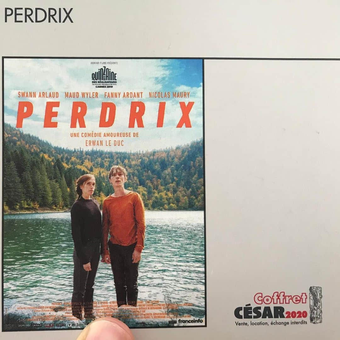 フローラン・ダバディーさんのインスタグラム写真 - (フローラン・ダバディーInstagram)「Bravo à #erwanleduc pour son déroutant #perdrixlefilm que beaucoup comparent au réalisme magique de Wes Anderson, pour moi il est plus proche du cinéma de #michelgondry (Eternal Sunshine) ; et que dire de Maud Wyler, si ce n’est que comme le réclame la presse française elle méritait le César haut la main (comme Thierry Henry méritait le Ballon d’Or) 📽🎥今季最も面白いフランス映画かもしれない「キジ（雉子）」。不条理とロマンチックな雰囲気が#ミシェルゴンドリー 監督を連想させます。サウンドトラックも素晴らしい　あっぱれ❣️ #フランス映画祭 #stayathome #ledésiretledésordre #フランス映画」4月25日 11時30分 - florent_dabadie