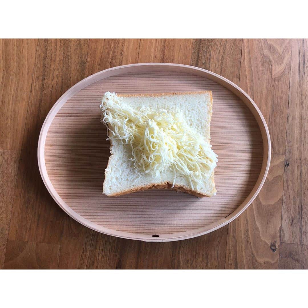 木南晴夏さんのインスタグラム写真 - (木南晴夏Instagram)「新しいパングッズを手に入れた、わたしだよ。  #モハプレストバターミル  お友達が家に配達してくれた に志かわさんの食パン😭 ありがたやーー🙏🙏」4月25日 11時34分 - kinamitopan