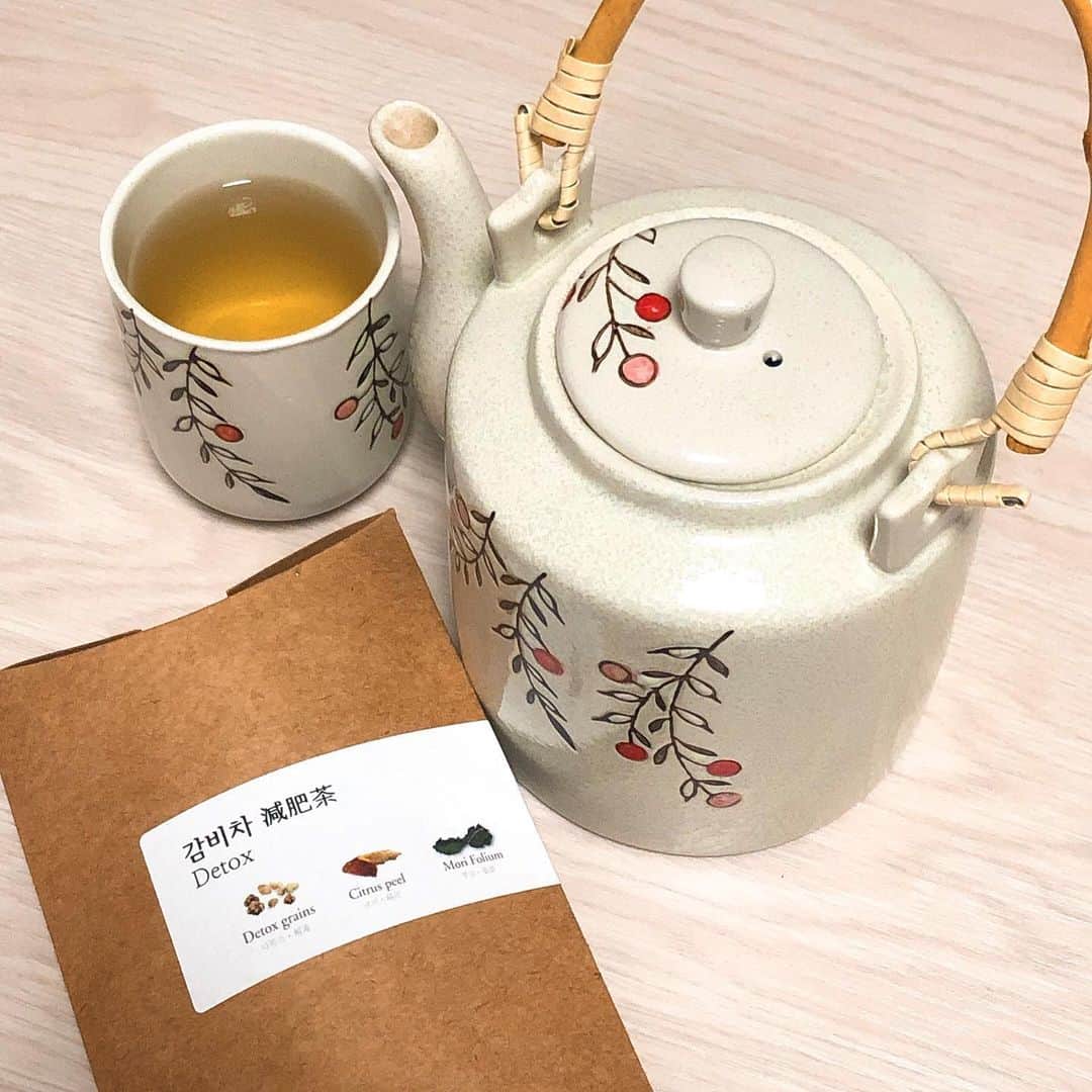 森田紗英さんのインスタグラム写真 - (森田紗英Instagram)「_ 友達にプレゼントでもらったお茶。 _ 家にいると永遠と食べてしまう... だからこそ太ってきてしまった😭 なので、減肥茶にお世話になっております笑 _ 前にもらったんだけれど、 勿体無くてゆっくりゆっくり飲んでる！😂 漢方茶は飲みにくいのが多いけれど これ飲みやすくてとても良い！ _ おうち時間充実〜！ _ _ _ #teatherapy #stayhome #relaxtime #gd #likes #おうち時間 #リラックスタイム #韓方茶  #減肥茶 #飲みやすい #ティーセラピー #차 #집의시간 #좋은시간 #좋아 #휴식 #감비차」4月25日 11時39分 - moricoff
