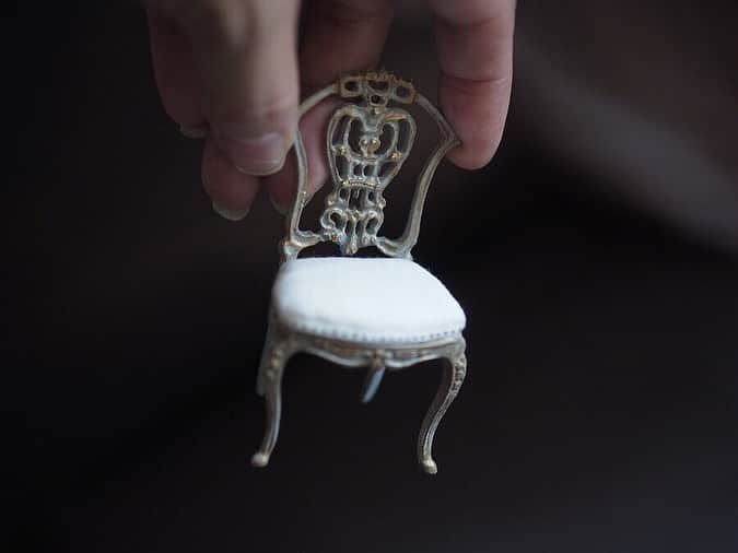 kiyomiさんのインスタグラム写真 - (kiyomiInstagram)「❤︎ ・ original  handmade miniatur  chair size  1/12 ． 以前にお蔵入りとなった 椅子をリベンジ。 （画像3枚目を参考に） 2ミリのヒノキ板を ルーターと彫刻刀で 彫っています。 手作り感は、まだまだ残ります😔 難しいです。 ・ 次の販売には間に合いませんが 製作をしていこうと 思います。 ・ ・ ・ ・ ・ ・ ・  #ミニチュア#miniature#dollhouse #Frenchinterior #ブロカント #antique#Frenchstyle#cute#closet #シャビーシック#Interior#フレンチインテリア #antique  #Frenchdecor#brocante #アンティーク風#brocantestyle#shabby #shabbychic #shabbychicdecor#armoire #フレンチチェア #chair  #Frenchchair ・」4月25日 11時42分 - chiisanashiawase2015