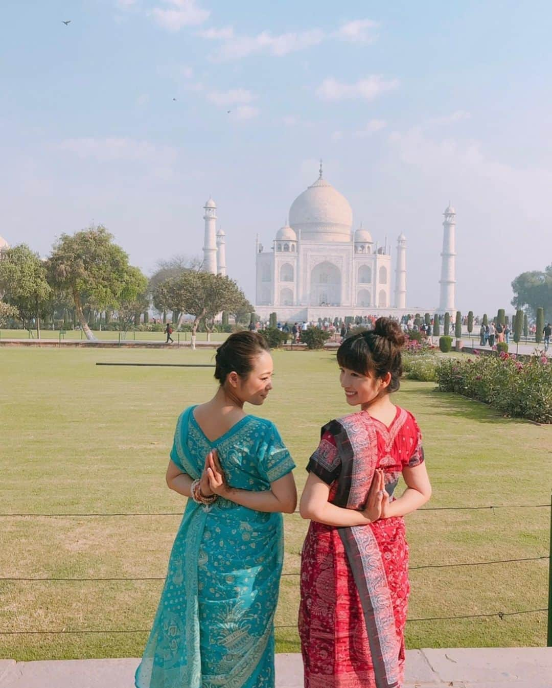 庄司ゆうこさんのインスタグラム写真 - (庄司ゆうこInstagram)「インドのタージマハルでナマステ🇮🇳✨ 遂にYouTubeがアップされました🤗 プロフィール写真迷ったけどやっぱりヨガと言えばインドなんで、インドでリトリートツアーした時の写真に✨✨ ちょうど2年前の春❣️暖かくて毎日天気良くてベストな気候だったなぁー🤗 YouTubeは私のプロフィールから飛べるようにしてあるので是非観てください🤗 あと、チャンネル登録も面倒だとは思いますがお願いしまーす😂 人数増えないと継続する気なくなっちゃうタイプなんで宜しくです。笑 何事も継続なんですが、あまりにも見込みないとすぐ諦めちゃう性格なんです。。😢 まずは無難にヨガしましたが、これからゲスト呼んだり色々と楽しいこと企画中なんで宜しくお願いしまーす^_^ #インド#タージマハル#ヨガ#YouTube#目覚め#youtuber#どうか続けれますように#ナマステ#一緒にヨガろう」4月25日 11時43分 - yuko.shoji