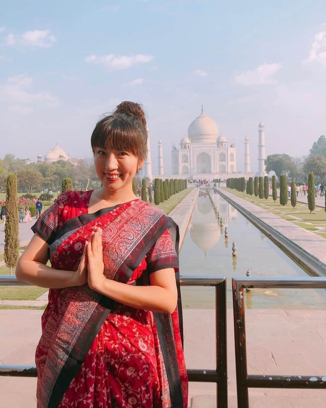 庄司ゆうこさんのインスタグラム写真 - (庄司ゆうこInstagram)「インドのタージマハルでナマステ🇮🇳✨ 遂にYouTubeがアップされました🤗 プロフィール写真迷ったけどやっぱりヨガと言えばインドなんで、インドでリトリートツアーした時の写真に✨✨ ちょうど2年前の春❣️暖かくて毎日天気良くてベストな気候だったなぁー🤗 YouTubeは私のプロフィールから飛べるようにしてあるので是非観てください🤗 あと、チャンネル登録も面倒だとは思いますがお願いしまーす😂 人数増えないと継続する気なくなっちゃうタイプなんで宜しくです。笑 何事も継続なんですが、あまりにも見込みないとすぐ諦めちゃう性格なんです。。😢 まずは無難にヨガしましたが、これからゲスト呼んだり色々と楽しいこと企画中なんで宜しくお願いしまーす^_^ #インド#タージマハル#ヨガ#YouTube#目覚め#youtuber#どうか続けれますように#ナマステ#一緒にヨガろう」4月25日 11時43分 - yuko.shoji