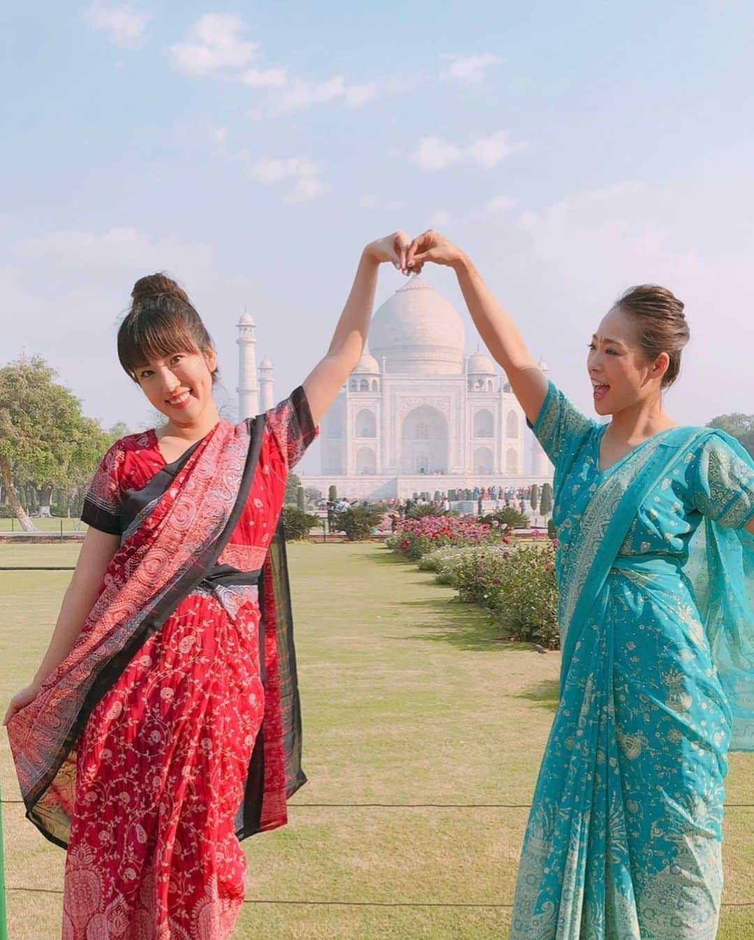 庄司ゆうこさんのインスタグラム写真 - (庄司ゆうこInstagram)「インドのタージマハルでナマステ🇮🇳✨ 遂にYouTubeがアップされました🤗 プロフィール写真迷ったけどやっぱりヨガと言えばインドなんで、インドでリトリートツアーした時の写真に✨✨ ちょうど2年前の春❣️暖かくて毎日天気良くてベストな気候だったなぁー🤗 YouTubeは私のプロフィールから飛べるようにしてあるので是非観てください🤗 あと、チャンネル登録も面倒だとは思いますがお願いしまーす😂 人数増えないと継続する気なくなっちゃうタイプなんで宜しくです。笑 何事も継続なんですが、あまりにも見込みないとすぐ諦めちゃう性格なんです。。😢 まずは無難にヨガしましたが、これからゲスト呼んだり色々と楽しいこと企画中なんで宜しくお願いしまーす^_^ #インド#タージマハル#ヨガ#YouTube#目覚め#youtuber#どうか続けれますように#ナマステ#一緒にヨガろう」4月25日 11時43分 - yuko.shoji