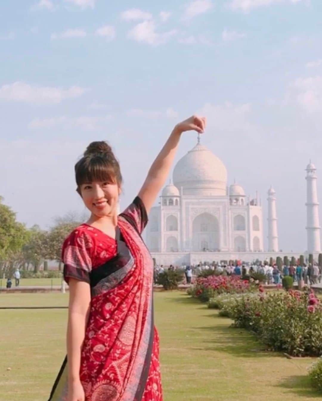 庄司ゆうこさんのインスタグラム写真 - (庄司ゆうこInstagram)「インドのタージマハルでナマステ🇮🇳✨ 遂にYouTubeがアップされました🤗 プロフィール写真迷ったけどやっぱりヨガと言えばインドなんで、インドでリトリートツアーした時の写真に✨✨ ちょうど2年前の春❣️暖かくて毎日天気良くてベストな気候だったなぁー🤗 YouTubeは私のプロフィールから飛べるようにしてあるので是非観てください🤗 あと、チャンネル登録も面倒だとは思いますがお願いしまーす😂 人数増えないと継続する気なくなっちゃうタイプなんで宜しくです。笑 何事も継続なんですが、あまりにも見込みないとすぐ諦めちゃう性格なんです。。😢 まずは無難にヨガしましたが、これからゲスト呼んだり色々と楽しいこと企画中なんで宜しくお願いしまーす^_^ #インド#タージマハル#ヨガ#YouTube#目覚め#youtuber#どうか続けれますように#ナマステ#一緒にヨガろう」4月25日 11時43分 - yuko.shoji