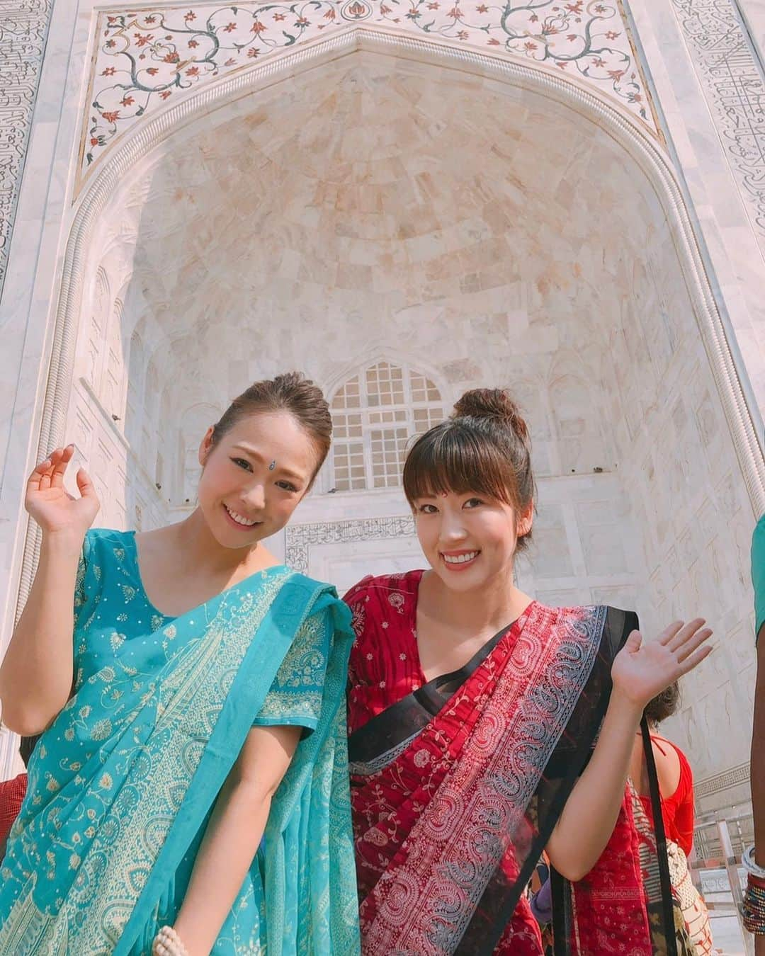 庄司ゆうこさんのインスタグラム写真 - (庄司ゆうこInstagram)「インドのタージマハルでナマステ🇮🇳✨ 遂にYouTubeがアップされました🤗 プロフィール写真迷ったけどやっぱりヨガと言えばインドなんで、インドでリトリートツアーした時の写真に✨✨ ちょうど2年前の春❣️暖かくて毎日天気良くてベストな気候だったなぁー🤗 YouTubeは私のプロフィールから飛べるようにしてあるので是非観てください🤗 あと、チャンネル登録も面倒だとは思いますがお願いしまーす😂 人数増えないと継続する気なくなっちゃうタイプなんで宜しくです。笑 何事も継続なんですが、あまりにも見込みないとすぐ諦めちゃう性格なんです。。😢 まずは無難にヨガしましたが、これからゲスト呼んだり色々と楽しいこと企画中なんで宜しくお願いしまーす^_^ #インド#タージマハル#ヨガ#YouTube#目覚め#youtuber#どうか続けれますように#ナマステ#一緒にヨガろう」4月25日 11時43分 - yuko.shoji