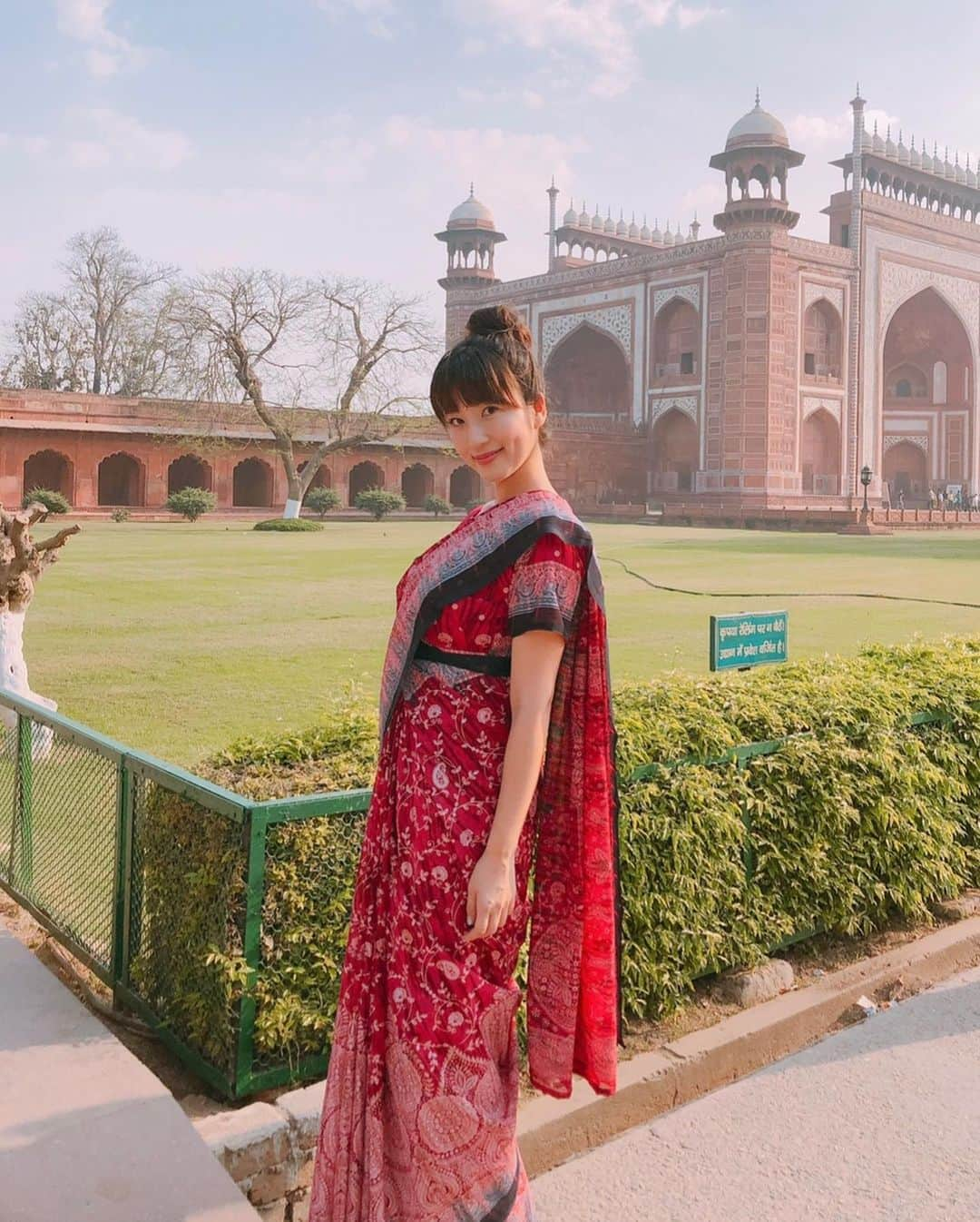 庄司ゆうこさんのインスタグラム写真 - (庄司ゆうこInstagram)「インドのタージマハルでナマステ🇮🇳✨ 遂にYouTubeがアップされました🤗 プロフィール写真迷ったけどやっぱりヨガと言えばインドなんで、インドでリトリートツアーした時の写真に✨✨ ちょうど2年前の春❣️暖かくて毎日天気良くてベストな気候だったなぁー🤗 YouTubeは私のプロフィールから飛べるようにしてあるので是非観てください🤗 あと、チャンネル登録も面倒だとは思いますがお願いしまーす😂 人数増えないと継続する気なくなっちゃうタイプなんで宜しくです。笑 何事も継続なんですが、あまりにも見込みないとすぐ諦めちゃう性格なんです。。😢 まずは無難にヨガしましたが、これからゲスト呼んだり色々と楽しいこと企画中なんで宜しくお願いしまーす^_^ #インド#タージマハル#ヨガ#YouTube#目覚め#youtuber#どうか続けれますように#ナマステ#一緒にヨガろう」4月25日 11時43分 - yuko.shoji