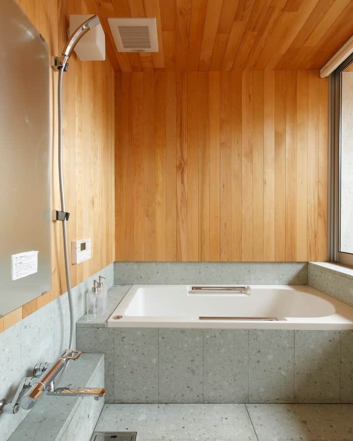 住まい工房 福井 新築 注文 住宅 工務店さんのインスタグラム写真 - (住まい工房 福井 新築 注文 住宅 工務店Instagram)「自由度が高い造作浴室は、温泉や、ホテルのような非日常の空間をつくることができます。お風呂好きな方は、世界にひとつだけのバスルームを叶える造作浴室も、是非視野にいれてみてはいかがでしょうか。 * モデルハウスOPEN　<予約制>　お気軽にお問合せ下さい。 【予約専用電話番号】0776-27-1008 * プロフィール( @sumaikobo.co.jp )内にあるリンク先より、その他のPicもご覧下さい。 * #福井 #福井県 #fukui #福井市 #福井家づくり #福井注文住宅 #福井工務店 #福井新築 #福井マイホーム #チルチンびと #住まい工房福井 #マイホーム #新築 #注文住宅 #住宅 #家づくり#工務店 #木の家 #新築一戸建て #マイホーム計画 #自然素材 #設計事務所 #施工事例 #デザイン住宅 #温泉 #造作浴室 #バスルーム #bathroom #bath #風呂デザイン」4月25日 11時44分 - sumaikobo.co.jp