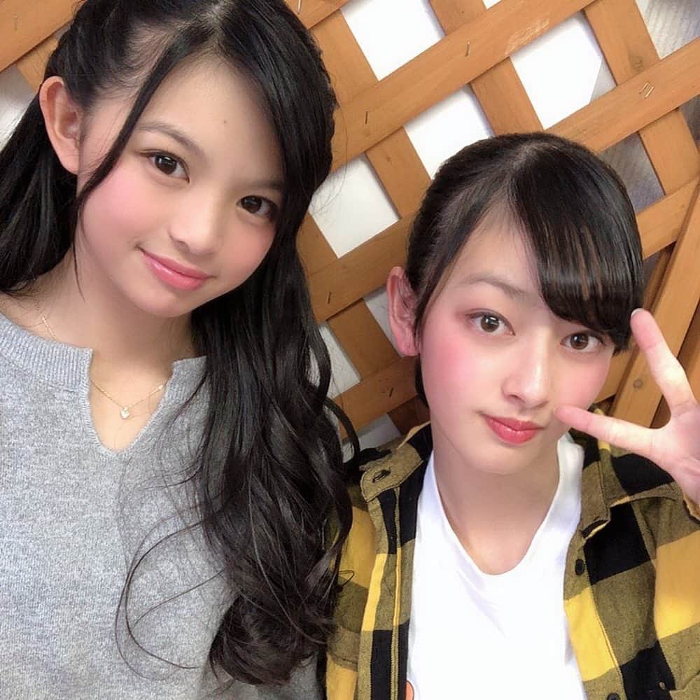 DAN⇄JYO（ダンジョ）さんのインスタグラム写真 - (DAN⇄JYO（ダンジョ）Instagram)「イーチです！  質問返し遅くなってごめんね😭😭 ここで返信してないのはFacebookで動画にしてるから見てね！  Q.おすすめの映画は？ A.『トワイライト』っていう海外の映画！ヴァンパイアと普通の人間が恋するってお話で面白いの💖  Q.スタダに入るために頑張ったことは？ A.人前で話すこと!!小学校の低学年は全く話をしなかったんだよー！そりゃ自然と友達も消えてくわ(ಥ﹏ಥ)  Q.陽向のここが可愛い！ A.たまに顔が犬！DANと話してる時に聞こえるんだけど、例えば相手のDANが意地悪を言います。そしたら陽向が『なんでよぉ(ちょっと悲しく俯くお顔)』こうゆうときがあるんさ！この時私は『ぎゃぁぁぁぁぁ！！！なんちゅう顔しとんねん💖おいそこのDAN！謝れ！！！』と心の中で思いますね  Q.岡田くんのここが変！ A.服のセンス？？ うそうそ笑 自分の好きな服着てもいいと思うけどね！組み合わせがたまに『彼しかきれない』ってなる時がある！まあスタイルいいから何着ても似合ってるけど！  Q.DAN⇄JYOのライブで着てみたい衣装は？ A.かっこいい服が好きなんだよー！だから色が揃ってたり革ジャンの衣装とかがいいな！  Q.EBiDANさんの先輩の曲で歌ってみたい曲は？ A.んーあまりよくは分からないけどEBiDANのグループの皆さんがみんなが歌える曲！例えば恋心とか！グループの曲じゃなくてEBiDANさんの曲！((語彙力  Q.DANメンバーのことなんとなんと呼んでる？ A.アロハ→アロハ 岡田→岡田、ゆうちゃん 亮太→いっしー 陽向→陽向 龍馬→龍馬  そのまんまでございまぁす  Q.好きな曲、得意な曲のジャンルは？ A.バラード！MISIAさんとか中島美嘉さんはよくカラオケで歌いますよ！  Q.歌ってみたいと思うスタダの先輩の曲は？ A.スタプラさんはエビ中さん！よくtiktokのおすすめでエビ中さんの曲聞くんですけど本当にいい曲ばかりだし歌も上手くて…とても気になりました！ EBiDANさんはSUPER★DRAGONさんの曲かな？DANがよく歌ってる曲！名前はちょっと分からない😰  Q.コンビニのスイーツは何が好き？ A.特にっていうものはないかも！甘すぎてあまり食べないなぁ。でもアイスとかなら全部好きだよ✨  Q.エゴサとかはするの？ A.コメントとかを見る程度だよ！DAN⇄JYO結成したばっかとかは自分の評価気になってて見てたけど最近はあんまり！  Q.台湾で行くべき場所、食べるべきものは？ A.みんな行くとは思うけど夜市！夜市は大事よー！夜市の食べ物も日本では全く見た事のない食べ物があるから全部食べてみて！(無理)たまにゲーセンじゃないけどゲーセンみたいなお店もあるんだけどあれも面白いの！ポイント達成出来たら景品貰えるの！ぬいぐるみとかね！豪華だよー✨  Q.歌う時に意識してるポイントは？ A.ライブで歌う時は発声はしっかりしてるよ！好きな歌手の歌を歌ったりして！いきなり何もせずにライブで歌うとたまに声がブレブレになることがあるの。だいたいリハで声整えたりしてる！あと大事なのが腹式呼吸かな？  Q.どうしてスターダストを選んだの？ A.めちゃ前に話したからみんな覚えてないと思うけど、小学4年生でスカウトされて！中2になって芸能界に興味も出てきて、他の事務所のオーディションも受けたりスターダストもオーディションがあるって聞いて超ダメもとで受けた！  Q.オーディションの話を聞きたい！ A.オーディションは1次と2次と3次があった！１次はものすごく緊張したんだけど無事に合格して安心して、2次になったらみんな可愛いくってその時には諦めてたの！『あ、無理だ、もう帰ろう』と思って！そしてまた3次ではないけど、オーディションがあって組長と理事長とかがいらっしゃって、何故かDAN⇄JYOメンバーがいて笑 私は絢香さんの虹色を皆さんに披露しました🤗そして無事合格しました！3次は受けてなかった！  ふぅーやっぱり質問返しは文字打つのがいいね✨ いっぱい質問ありがとー！ちゃんと質問に答えられたらいいけど大丈夫かなー？語彙力ないけど笑 リクエストくれた方もありがとね！  ネタないので懐かしの写真載せておきました🙄  #DANJYO #イーチ #懐かしのDANJYO  我是I-CHI！  很抱歉回復大家晚了😭😭 沒有在這裡回復但是有在Facebook上發影片所以大家要記得去看喔！  Q.推薦的電影？ A.叫做『Twilight』的海外電影！是講吸血鬼和普通人類的愛情故事很有趣💖  Q.為了進入STARDUST而努力的事情是？ A.在人前講話!!小學低學年完全不愛講話！所以自然的朋友慢慢變少了(ಥ﹏ಥ)  Q.陽向的這裏很可愛！ A.偶爾臉是狗！和DAN講話的時候會聽到，比如説對方DAN不好的地方。然後陽向就會『為什麼哦(稍微悲傷的仰望詢問)』會有這樣的時候！這個時候的我就會『啊啊啊啊啊啊！！！這是什麼表情啊💖給我過來這個DAN！快道歉！！！』會在心中這麼想  #DANJYO #I-CHI #值得懷念的DANJYO」4月25日 11時45分 - _dan_jyo_