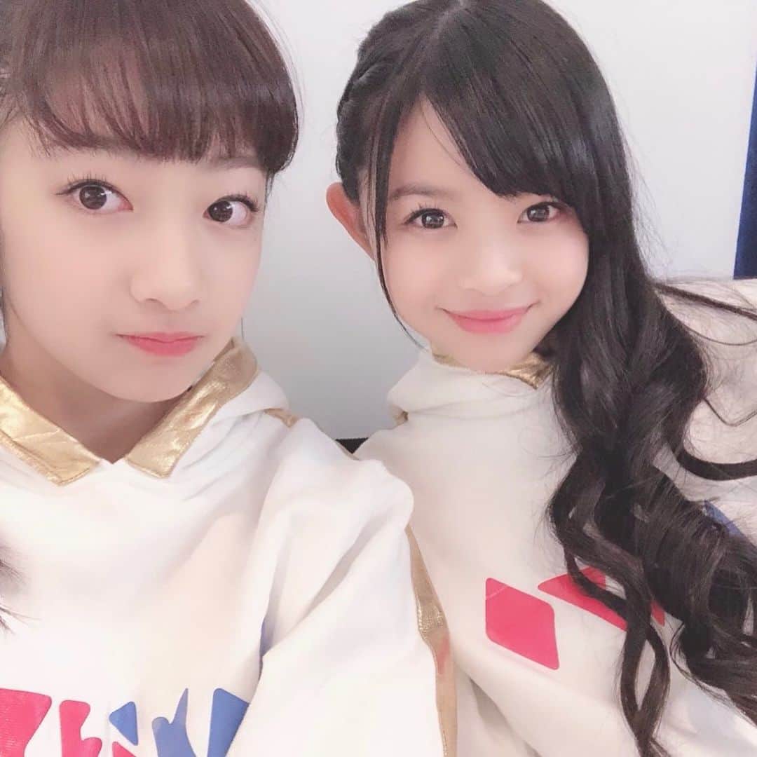 DAN⇄JYO（ダンジョ）さんのインスタグラム写真 - (DAN⇄JYO（ダンジョ）Instagram)「イーチです！  質問返し遅くなってごめんね😭😭 ここで返信してないのはFacebookで動画にしてるから見てね！  Q.おすすめの映画は？ A.『トワイライト』っていう海外の映画！ヴァンパイアと普通の人間が恋するってお話で面白いの💖  Q.スタダに入るために頑張ったことは？ A.人前で話すこと!!小学校の低学年は全く話をしなかったんだよー！そりゃ自然と友達も消えてくわ(ಥ﹏ಥ)  Q.陽向のここが可愛い！ A.たまに顔が犬！DANと話してる時に聞こえるんだけど、例えば相手のDANが意地悪を言います。そしたら陽向が『なんでよぉ(ちょっと悲しく俯くお顔)』こうゆうときがあるんさ！この時私は『ぎゃぁぁぁぁぁ！！！なんちゅう顔しとんねん💖おいそこのDAN！謝れ！！！』と心の中で思いますね  Q.岡田くんのここが変！ A.服のセンス？？ うそうそ笑 自分の好きな服着てもいいと思うけどね！組み合わせがたまに『彼しかきれない』ってなる時がある！まあスタイルいいから何着ても似合ってるけど！  Q.DAN⇄JYOのライブで着てみたい衣装は？ A.かっこいい服が好きなんだよー！だから色が揃ってたり革ジャンの衣装とかがいいな！  Q.EBiDANさんの先輩の曲で歌ってみたい曲は？ A.んーあまりよくは分からないけどEBiDANのグループの皆さんがみんなが歌える曲！例えば恋心とか！グループの曲じゃなくてEBiDANさんの曲！((語彙力  Q.DANメンバーのことなんとなんと呼んでる？ A.アロハ→アロハ 岡田→岡田、ゆうちゃん 亮太→いっしー 陽向→陽向 龍馬→龍馬  そのまんまでございまぁす  Q.好きな曲、得意な曲のジャンルは？ A.バラード！MISIAさんとか中島美嘉さんはよくカラオケで歌いますよ！  Q.歌ってみたいと思うスタダの先輩の曲は？ A.スタプラさんはエビ中さん！よくtiktokのおすすめでエビ中さんの曲聞くんですけど本当にいい曲ばかりだし歌も上手くて…とても気になりました！ EBiDANさんはSUPER★DRAGONさんの曲かな？DANがよく歌ってる曲！名前はちょっと分からない😰  Q.コンビニのスイーツは何が好き？ A.特にっていうものはないかも！甘すぎてあまり食べないなぁ。でもアイスとかなら全部好きだよ✨  Q.エゴサとかはするの？ A.コメントとかを見る程度だよ！DAN⇄JYO結成したばっかとかは自分の評価気になってて見てたけど最近はあんまり！  Q.台湾で行くべき場所、食べるべきものは？ A.みんな行くとは思うけど夜市！夜市は大事よー！夜市の食べ物も日本では全く見た事のない食べ物があるから全部食べてみて！(無理)たまにゲーセンじゃないけどゲーセンみたいなお店もあるんだけどあれも面白いの！ポイント達成出来たら景品貰えるの！ぬいぐるみとかね！豪華だよー✨  Q.歌う時に意識してるポイントは？ A.ライブで歌う時は発声はしっかりしてるよ！好きな歌手の歌を歌ったりして！いきなり何もせずにライブで歌うとたまに声がブレブレになることがあるの。だいたいリハで声整えたりしてる！あと大事なのが腹式呼吸かな？  Q.どうしてスターダストを選んだの？ A.めちゃ前に話したからみんな覚えてないと思うけど、小学4年生でスカウトされて！中2になって芸能界に興味も出てきて、他の事務所のオーディションも受けたりスターダストもオーディションがあるって聞いて超ダメもとで受けた！  Q.オーディションの話を聞きたい！ A.オーディションは1次と2次と3次があった！１次はものすごく緊張したんだけど無事に合格して安心して、2次になったらみんな可愛いくってその時には諦めてたの！『あ、無理だ、もう帰ろう』と思って！そしてまた3次ではないけど、オーディションがあって組長と理事長とかがいらっしゃって、何故かDAN⇄JYOメンバーがいて笑 私は絢香さんの虹色を皆さんに披露しました🤗そして無事合格しました！3次は受けてなかった！  ふぅーやっぱり質問返しは文字打つのがいいね✨ いっぱい質問ありがとー！ちゃんと質問に答えられたらいいけど大丈夫かなー？語彙力ないけど笑 リクエストくれた方もありがとね！  ネタないので懐かしの写真載せておきました🙄  #DANJYO #イーチ #懐かしのDANJYO  我是I-CHI！  很抱歉回復大家晚了😭😭 沒有在這裡回復但是有在Facebook上發影片所以大家要記得去看喔！  Q.推薦的電影？ A.叫做『Twilight』的海外電影！是講吸血鬼和普通人類的愛情故事很有趣💖  Q.為了進入STARDUST而努力的事情是？ A.在人前講話!!小學低學年完全不愛講話！所以自然的朋友慢慢變少了(ಥ﹏ಥ)  Q.陽向的這裏很可愛！ A.偶爾臉是狗！和DAN講話的時候會聽到，比如説對方DAN不好的地方。然後陽向就會『為什麼哦(稍微悲傷的仰望詢問)』會有這樣的時候！這個時候的我就會『啊啊啊啊啊啊！！！這是什麼表情啊💖給我過來這個DAN！快道歉！！！』會在心中這麼想  #DANJYO #I-CHI #值得懷念的DANJYO」4月25日 11時45分 - _dan_jyo_