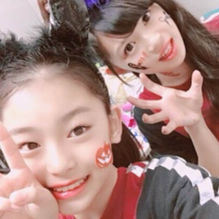 DAN⇄JYO（ダンジョ）さんのインスタグラム写真 - (DAN⇄JYO（ダンジョ）Instagram)「イーチです！  質問返し遅くなってごめんね😭😭 ここで返信してないのはFacebookで動画にしてるから見てね！  Q.おすすめの映画は？ A.『トワイライト』っていう海外の映画！ヴァンパイアと普通の人間が恋するってお話で面白いの💖  Q.スタダに入るために頑張ったことは？ A.人前で話すこと!!小学校の低学年は全く話をしなかったんだよー！そりゃ自然と友達も消えてくわ(ಥ﹏ಥ)  Q.陽向のここが可愛い！ A.たまに顔が犬！DANと話してる時に聞こえるんだけど、例えば相手のDANが意地悪を言います。そしたら陽向が『なんでよぉ(ちょっと悲しく俯くお顔)』こうゆうときがあるんさ！この時私は『ぎゃぁぁぁぁぁ！！！なんちゅう顔しとんねん💖おいそこのDAN！謝れ！！！』と心の中で思いますね  Q.岡田くんのここが変！ A.服のセンス？？ うそうそ笑 自分の好きな服着てもいいと思うけどね！組み合わせがたまに『彼しかきれない』ってなる時がある！まあスタイルいいから何着ても似合ってるけど！  Q.DAN⇄JYOのライブで着てみたい衣装は？ A.かっこいい服が好きなんだよー！だから色が揃ってたり革ジャンの衣装とかがいいな！  Q.EBiDANさんの先輩の曲で歌ってみたい曲は？ A.んーあまりよくは分からないけどEBiDANのグループの皆さんがみんなが歌える曲！例えば恋心とか！グループの曲じゃなくてEBiDANさんの曲！((語彙力  Q.DANメンバーのことなんとなんと呼んでる？ A.アロハ→アロハ 岡田→岡田、ゆうちゃん 亮太→いっしー 陽向→陽向 龍馬→龍馬  そのまんまでございまぁす  Q.好きな曲、得意な曲のジャンルは？ A.バラード！MISIAさんとか中島美嘉さんはよくカラオケで歌いますよ！  Q.歌ってみたいと思うスタダの先輩の曲は？ A.スタプラさんはエビ中さん！よくtiktokのおすすめでエビ中さんの曲聞くんですけど本当にいい曲ばかりだし歌も上手くて…とても気になりました！ EBiDANさんはSUPER★DRAGONさんの曲かな？DANがよく歌ってる曲！名前はちょっと分からない😰  Q.コンビニのスイーツは何が好き？ A.特にっていうものはないかも！甘すぎてあまり食べないなぁ。でもアイスとかなら全部好きだよ✨  Q.エゴサとかはするの？ A.コメントとかを見る程度だよ！DAN⇄JYO結成したばっかとかは自分の評価気になってて見てたけど最近はあんまり！  Q.台湾で行くべき場所、食べるべきものは？ A.みんな行くとは思うけど夜市！夜市は大事よー！夜市の食べ物も日本では全く見た事のない食べ物があるから全部食べてみて！(無理)たまにゲーセンじゃないけどゲーセンみたいなお店もあるんだけどあれも面白いの！ポイント達成出来たら景品貰えるの！ぬいぐるみとかね！豪華だよー✨  Q.歌う時に意識してるポイントは？ A.ライブで歌う時は発声はしっかりしてるよ！好きな歌手の歌を歌ったりして！いきなり何もせずにライブで歌うとたまに声がブレブレになることがあるの。だいたいリハで声整えたりしてる！あと大事なのが腹式呼吸かな？  Q.どうしてスターダストを選んだの？ A.めちゃ前に話したからみんな覚えてないと思うけど、小学4年生でスカウトされて！中2になって芸能界に興味も出てきて、他の事務所のオーディションも受けたりスターダストもオーディションがあるって聞いて超ダメもとで受けた！  Q.オーディションの話を聞きたい！ A.オーディションは1次と2次と3次があった！１次はものすごく緊張したんだけど無事に合格して安心して、2次になったらみんな可愛いくってその時には諦めてたの！『あ、無理だ、もう帰ろう』と思って！そしてまた3次ではないけど、オーディションがあって組長と理事長とかがいらっしゃって、何故かDAN⇄JYOメンバーがいて笑 私は絢香さんの虹色を皆さんに披露しました🤗そして無事合格しました！3次は受けてなかった！  ふぅーやっぱり質問返しは文字打つのがいいね✨ いっぱい質問ありがとー！ちゃんと質問に答えられたらいいけど大丈夫かなー？語彙力ないけど笑 リクエストくれた方もありがとね！  ネタないので懐かしの写真載せておきました🙄  #DANJYO #イーチ #懐かしのDANJYO  我是I-CHI！  很抱歉回復大家晚了😭😭 沒有在這裡回復但是有在Facebook上發影片所以大家要記得去看喔！  Q.推薦的電影？ A.叫做『Twilight』的海外電影！是講吸血鬼和普通人類的愛情故事很有趣💖  Q.為了進入STARDUST而努力的事情是？ A.在人前講話!!小學低學年完全不愛講話！所以自然的朋友慢慢變少了(ಥ﹏ಥ)  Q.陽向的這裏很可愛！ A.偶爾臉是狗！和DAN講話的時候會聽到，比如説對方DAN不好的地方。然後陽向就會『為什麼哦(稍微悲傷的仰望詢問)』會有這樣的時候！這個時候的我就會『啊啊啊啊啊啊！！！這是什麼表情啊💖給我過來這個DAN！快道歉！！！』會在心中這麼想  #DANJYO #I-CHI #值得懷念的DANJYO」4月25日 11時45分 - _dan_jyo_