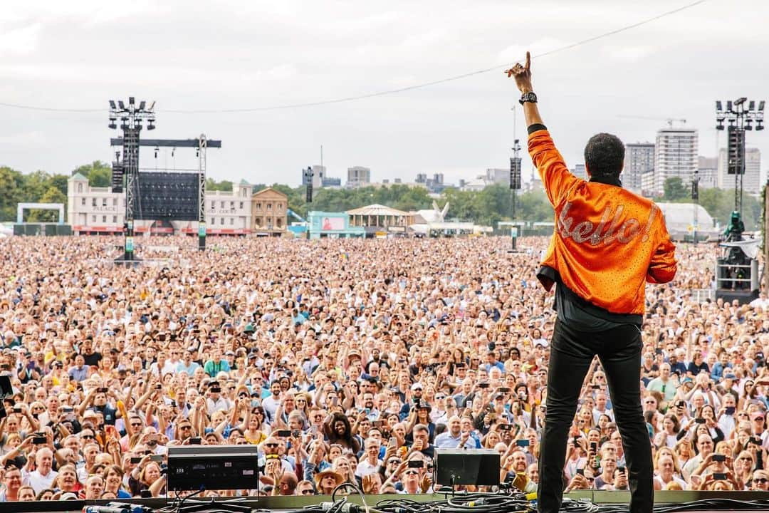 ライオネル・リッチーさんのインスタグラム写真 - (ライオネル・リッチーInstagram)「The way we were! The perfect ending to a beautiful summer @bsthydepark last year. What a pleasure it was to sing with you. Happy Birthday @barbrastreisand! 🎂💙 (1st 📸: Dave J Hogan / Getty Images)」4月25日 11時46分 - lionelrichie