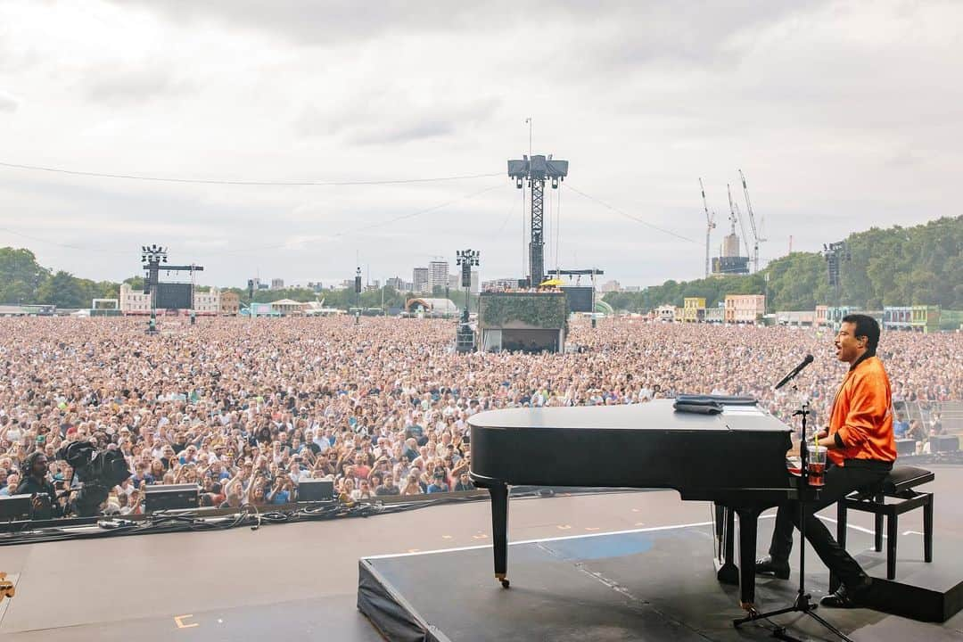 ライオネル・リッチーさんのインスタグラム写真 - (ライオネル・リッチーInstagram)「The way we were! The perfect ending to a beautiful summer @bsthydepark last year. What a pleasure it was to sing with you. Happy Birthday @barbrastreisand! 🎂💙 (1st 📸: Dave J Hogan / Getty Images)」4月25日 11時46分 - lionelrichie