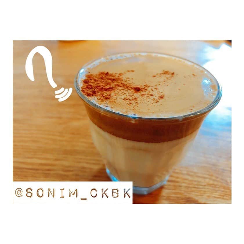 ソニン クッキングのインスタグラム：「. お料理ランシリーズ😋 ♡失敗編♡ . 🥛Vegan Dalgona coffee☕️ FAILED‼️🤣It didn’t turn into that fluffy like other...why? The Coffee part is vegan either way though. . #ダルゴナコーヒー　を豆乳でヴィーガンバージョン作ったんだけど、何故か、泡にならなかった…なぜ？電動ミキサーでやったよ？何かが足りなかったのかな？教えてだれかー笑 . #StayHome #CookingAtHome #HomeCooking #HomeCafe #DalgonaCoffee #VeganDalgonaCoffee #VeganDrink #おうち時間　#うちで過ごそう　#おうちカフェ　#タルゴナコーヒー　#ヴィーガンレシピ #ヴィーガン料理　#ヴィーガン飲み物　#달고나커피 #비건달고나커피 #두유달고나라떼 #두유달고나커피」