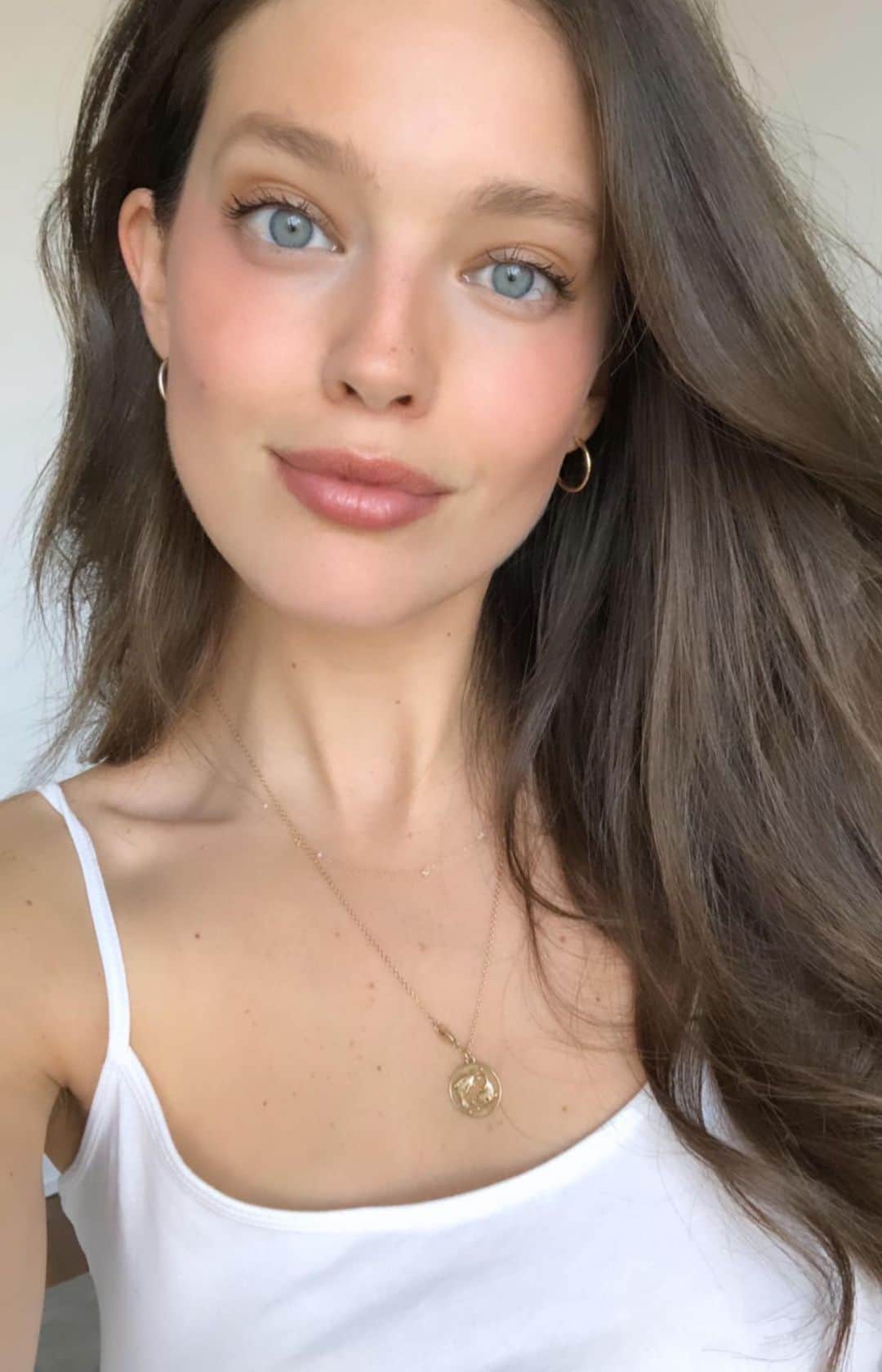 エミリー・DiDonatoのインスタグラム：「Sharing what my mornings have been looking like lately here in NYC while staying at home. Enjoy! ❤️ Links: (ps if you click through and watch this in IGTV, you can click the links)  Oura ring: @ouraring Tony Robins meditation: https://bit.ly/2XmjDrp Madi Fit: https://bit.ly/2VBb2zD 8 hour cream: https://bit.ly/3bDasan Vitamin C serum: https://bit.ly/2VD2cl4 Lala retro whip: https://bit.ly/355rn2M Isles Formula: https://bit.ly/3eRem1m Hoop earrings: https://bit.ly/2RysD9e」