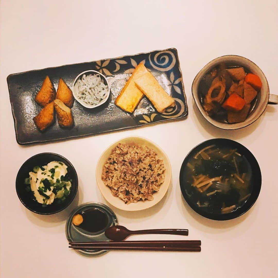 森由月さんのインスタグラム写真 - (森由月Instagram)「・ そこはかとなく健康っぽい晩ごはん。 やっぱり和食がいいな〜。 ・ *サーモンハラス焼き *しらす *イカ巻きの炙り *煮物(残りもの) *おぼろ豆腐 *味えのき、新玉ねぎ、わかめのお味噌汁 *玄米黒米ごはん ＊ ＊ ＊ #晩ご飯 #夕飯 #おゆうはん #晩ごはん #お味噌汁 #ゆうはん #おうちごはん #料理 #自炊 #料理好きな人と繋がりたい #おうちごはんlover #和食 #献立 #食事 #玄米 #クッキングラム #暮らし #和定食 #煮物  #dinner #meal #japanesefood #cooking #cuisine #instafood #misosoup #foodstagram #homecooking #brownrice #life」4月25日 22時43分 - mori_yutsuki