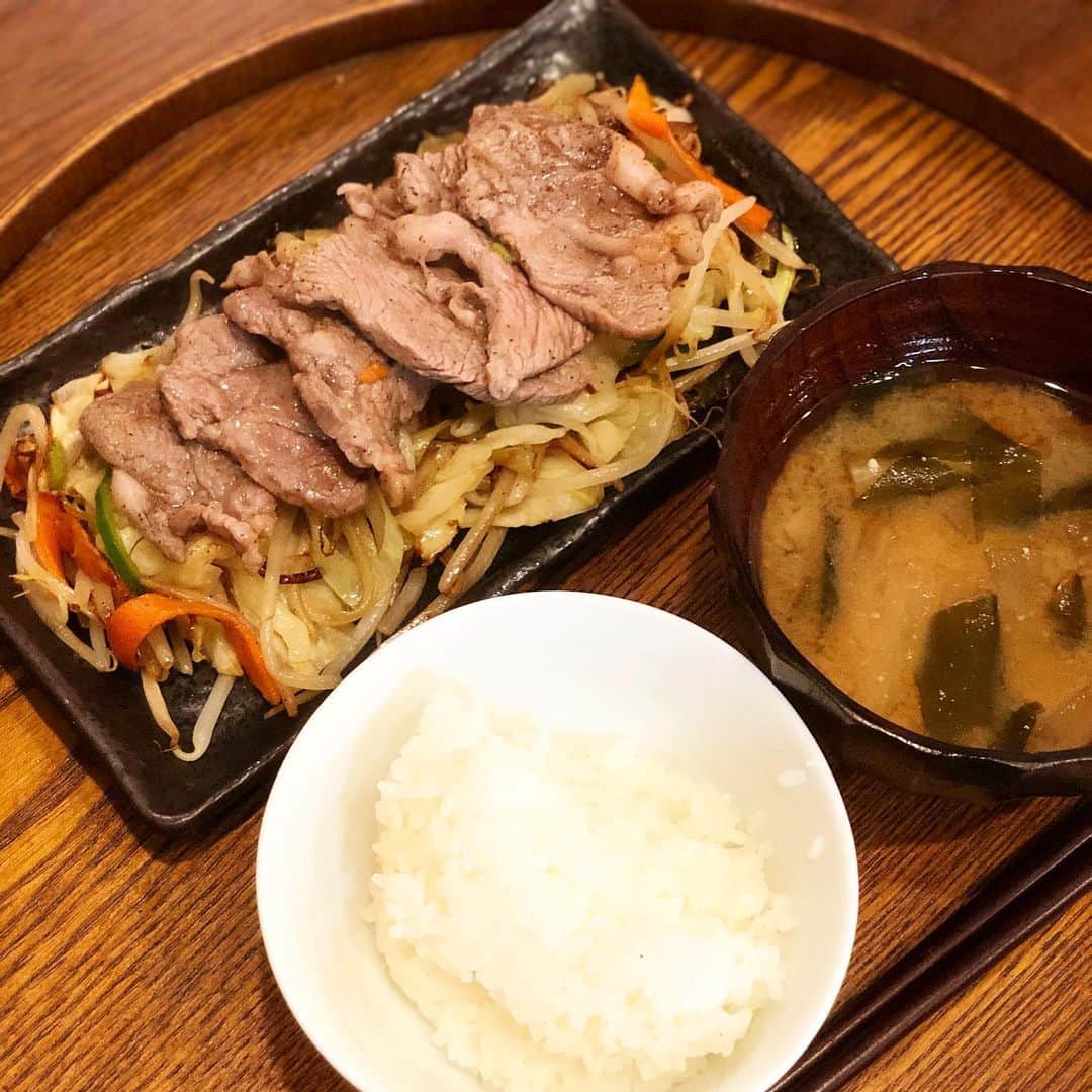 川島カヨのインスタグラム：「雑におうちでジンギスカン定食。ラム肉好きー😆﻿食べに行きたい🥺 ﻿ #きょうのごはん﻿ #適当ごはん﻿ #おうちごはん﻿ #おうちごはんlover﻿ #ゆるめし﻿ #japaneasefood﻿ #クッキングラム﻿ #ひとりごはん﻿ #ジンギスカン﻿ #おうちで過ごそう﻿ #おうち時間﻿ #stayhome﻿」