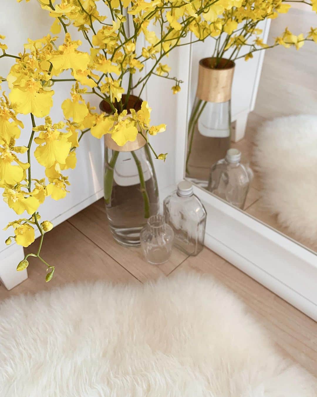 小川陽香のインスタグラム：「🌼🌼🌼 ㅤ ちょっとだけ模様替え🚪 でも鏡の位置がここじゃない気がする🤔 むずかしい。。 ㅤ #myroom #interior #インテリア #マイルーム #お花 #ひとり暮らし」
