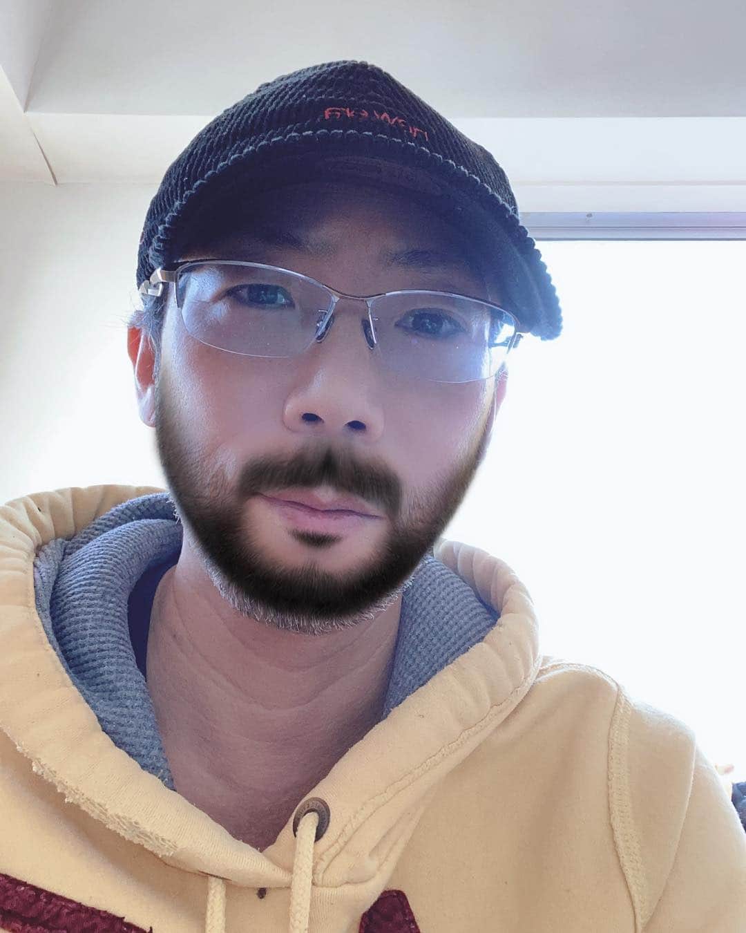 火口秀幸のインスタグラム：「スタジオが、元気でやってるか　久々に　会いに行った。  まぁ、そりゃぁ　寂しそうだが、、😖 ところで、僕の　髭にも　驚いていた、、、 髭ぼー　なんつってッ　😀😀 #HiguchiDanceStudio #自粛　#吉本坂46 #RED #HIDEBOH」