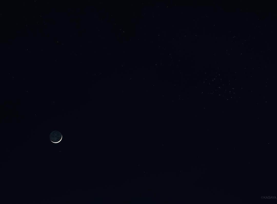 KAGAYAさんのインスタグラム写真 - (KAGAYAInstagram)「地球照を抱く三日月。 （月の陰の部分に地球の光があたり、ほのかに円く見えるのが地球照です） 1, 望遠鏡を使って。 2, 三日月とすばる。右の星の集まりがすばるです。 （さきほど、東京にて撮影） #moon」4月25日 21時15分 - kagaya11949