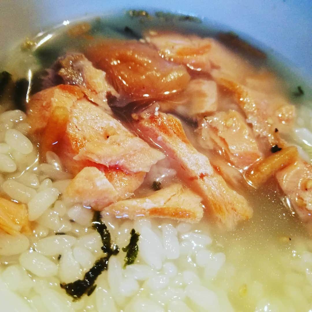 松本隆博のインスタグラム：「。 お酒の〆に、 鮭梅干し好きなだけ入れて かき込む、これこそサイコー である。 日本に生まれて良かったと 真底思えることひと時。 ＼(⌒日⌒）／」