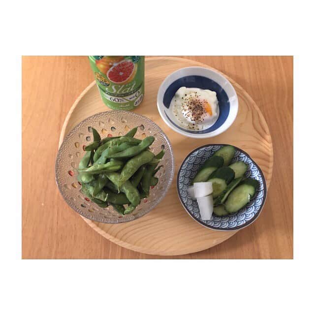 みのり(26)＠東京 ダイエットのインスタグラム：「🍖夜ご飯 . #オンライン飲み会 . 枝豆 ちんしたたまご(笑) きゅうりと大根酢漬け . . やばい、オンライン飲み会たのしいけど 干物すぎる・・・www . . ちなみに今日は ゴシップガール1からずっと見続けてる。 何度も見てるから、 BGMみたいにかけてるだけだけど。 . . 干物すぎる。 . . ちなみに わたしはチャックみたいな人に引っかかりがち。 . . やー、ネイトはかっこいいけどなんか女々しい。 ダンは真面目だけど、つまんないよね。 . . ブレアの気持ちはわかるよ。笑 セリーナはひとりでも結局ひとりじゃない . こんなんじゃだめだな〜。 人と会って飲みたいな☺️ . #ダメンズウォーカー #アラサー独身女子 #こじらせ女子 . . #stayhome #おうち時間 . . #ダイエット #diet #ダイエット日記 #ダイエット記録  #instadiet #ダイエット仲間募集 #ダイエッター #公開ダイエット #dinner #夜ご飯 #夕食 #夜ごはん #低糖質 #糖質制限 #食べて痩せる #女子力 #脂肪燃焼 #ヘルシー生活 #gossipgirl #ゴシップガール #干物女子 #アラサー女子」